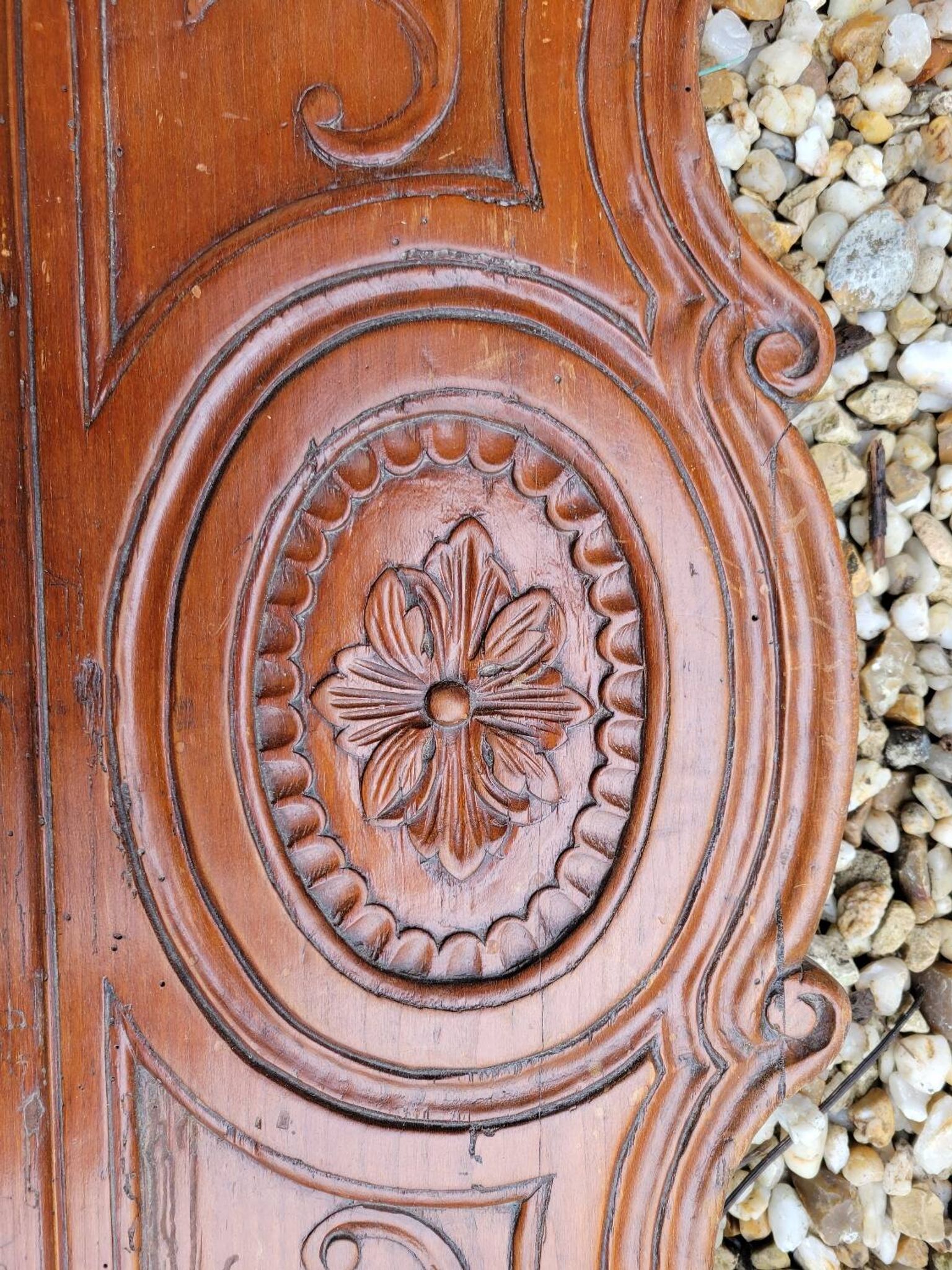 Fronton en bois sculpté vers 1800