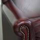 Fauteuil à oreilles en cuir de vachette rouge bordeaux de style anglais