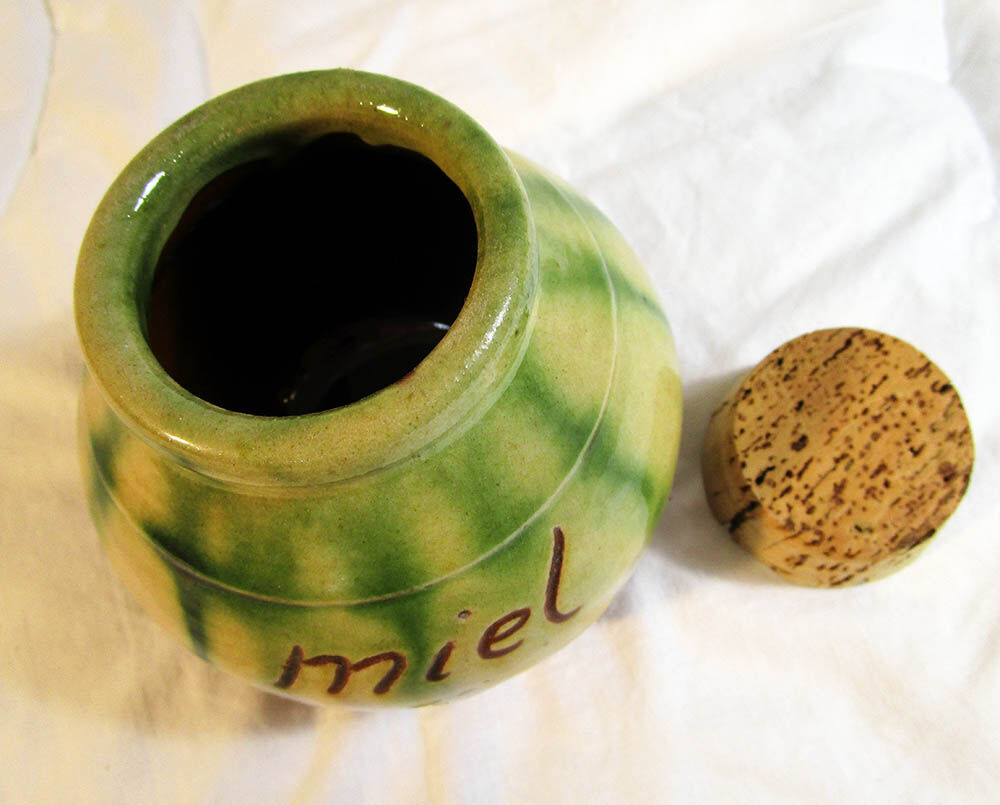 Ceramic pot for honey