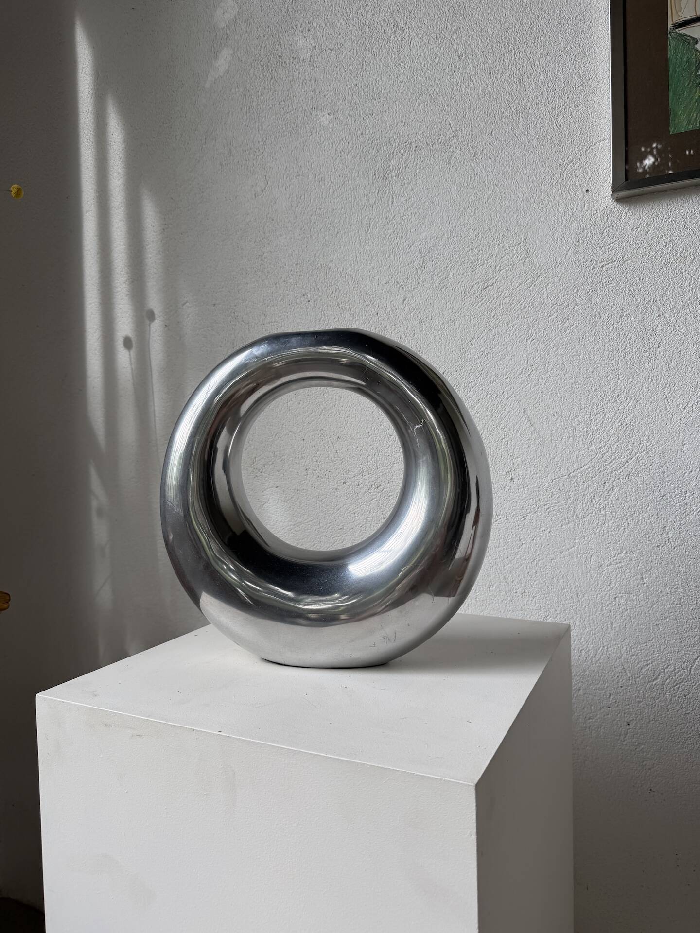 Round aluminium loop vase