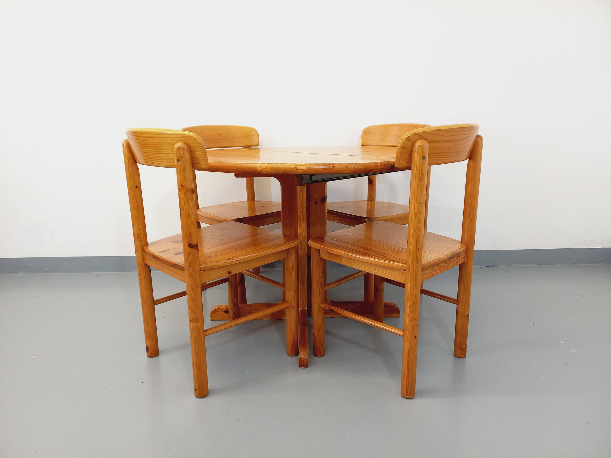 Suite of a round table with extension and 4 vintage pine chairs from the 60s and 70s