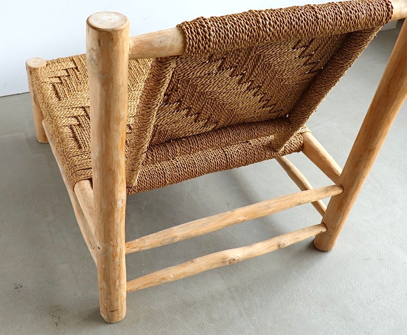 Low lounge chair in sisal rope and ash wood