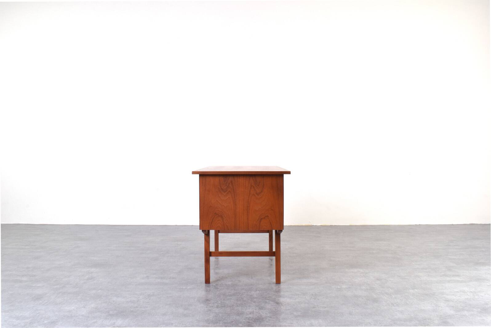 Bureau exécutif en teck danois des années 1960.