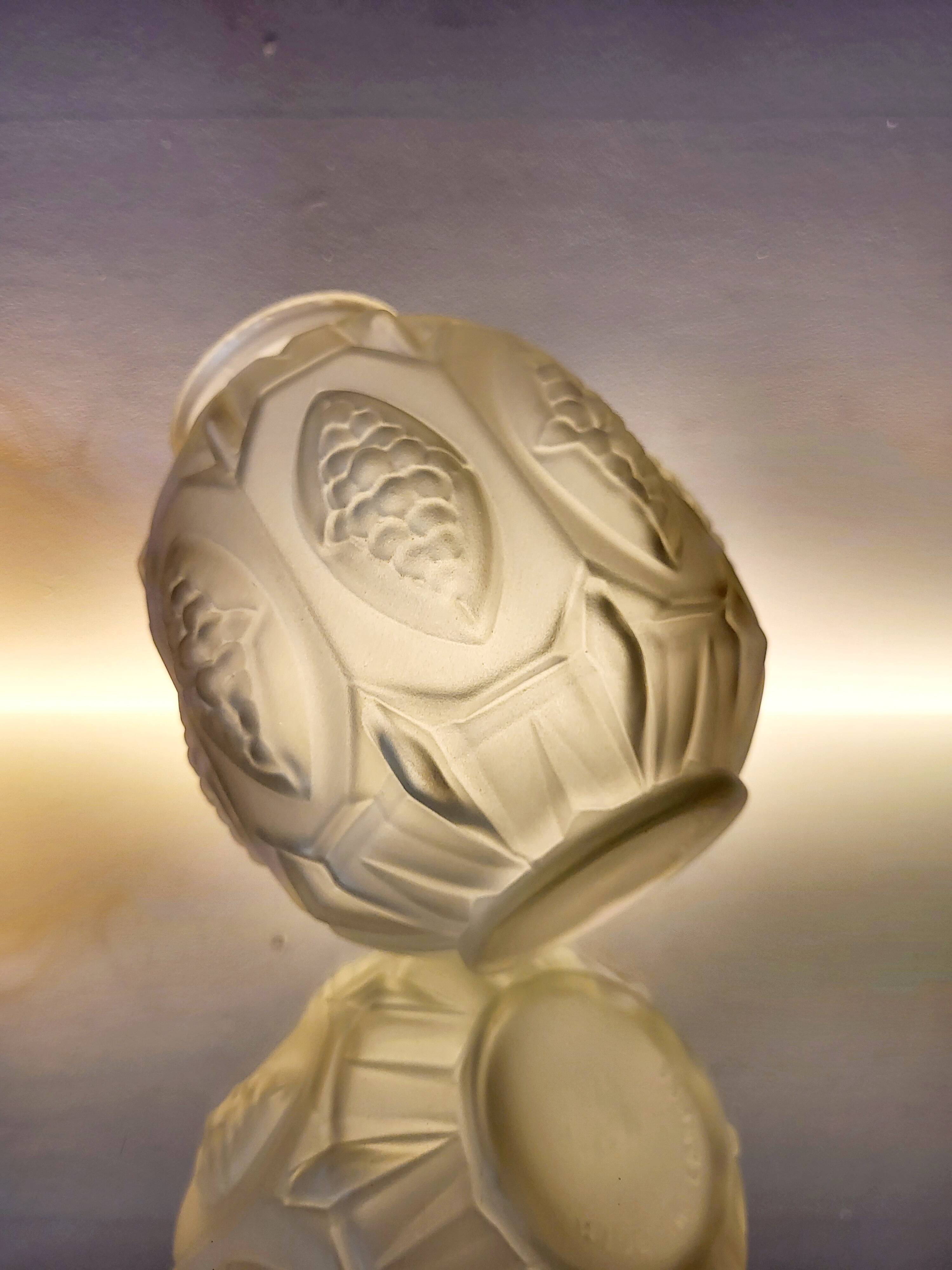 Vase Art déco en verre pressé dépoli avec décor floral, probablement des années 40