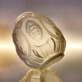 Vase Art déco en verre pressé dépoli avec décor floral, probablement des années 40