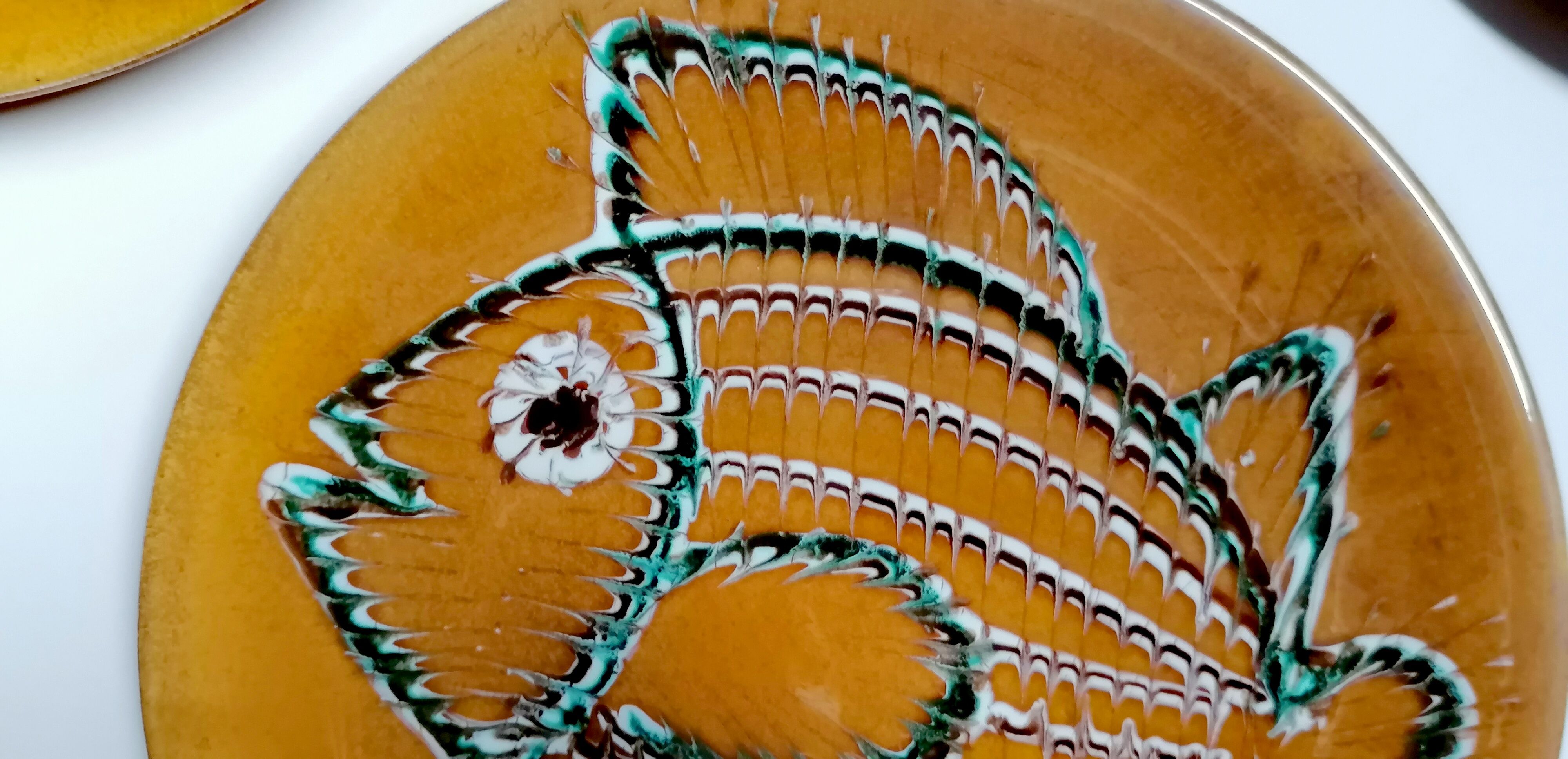 6 flat fish glazed plates