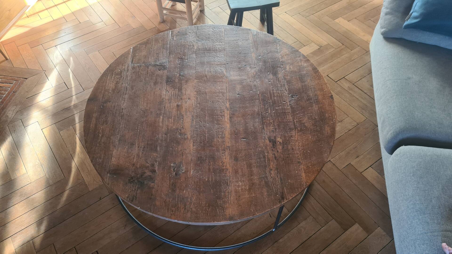 Large round coffee table in wood and wrought iron.