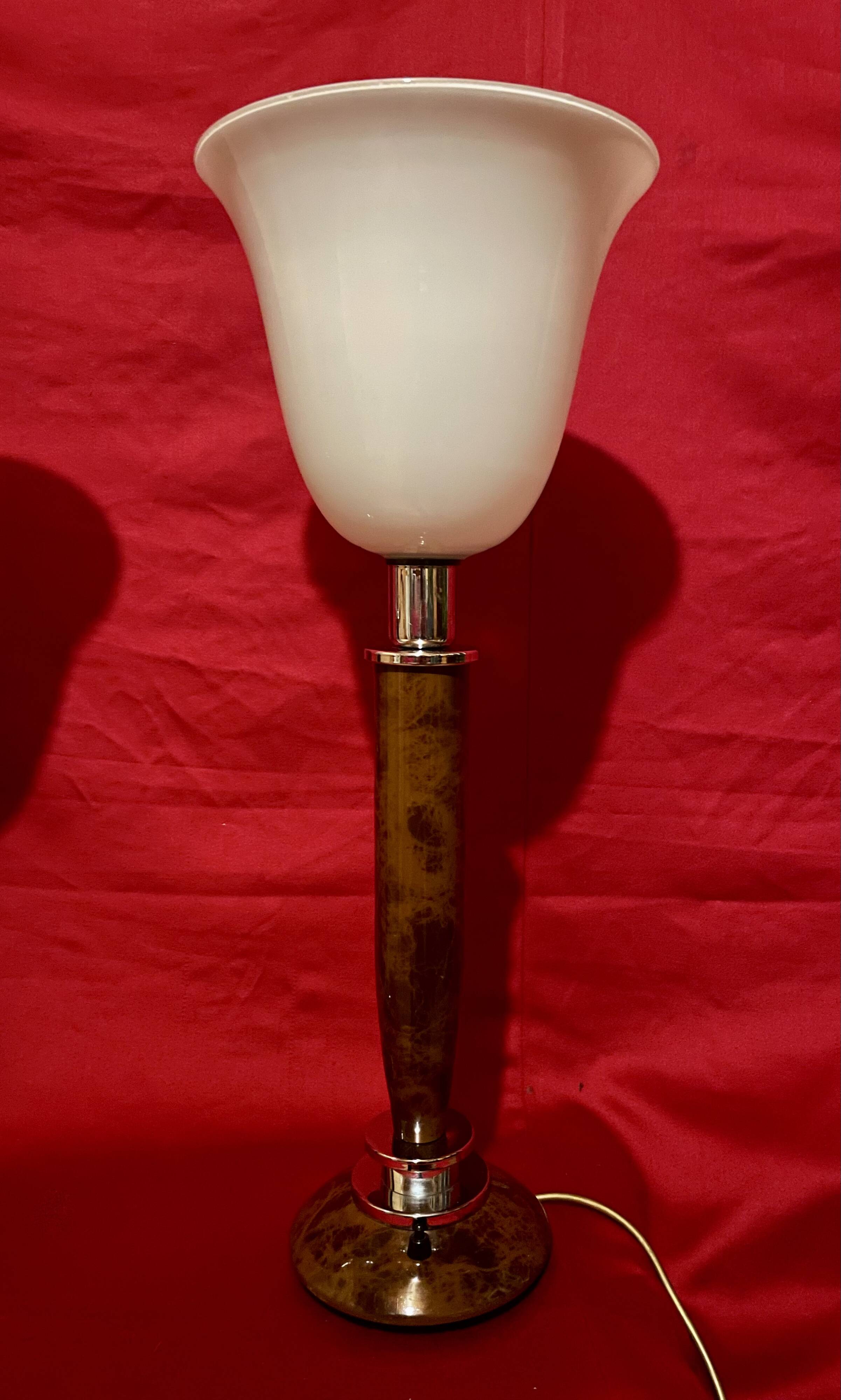 A pair of understated and elegant lamps, vintage, from the 70s-80s.