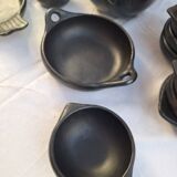 Set de vaisselle en terre cuite noire de La Chamba en Colombie. Ensemble de 13 pièces.