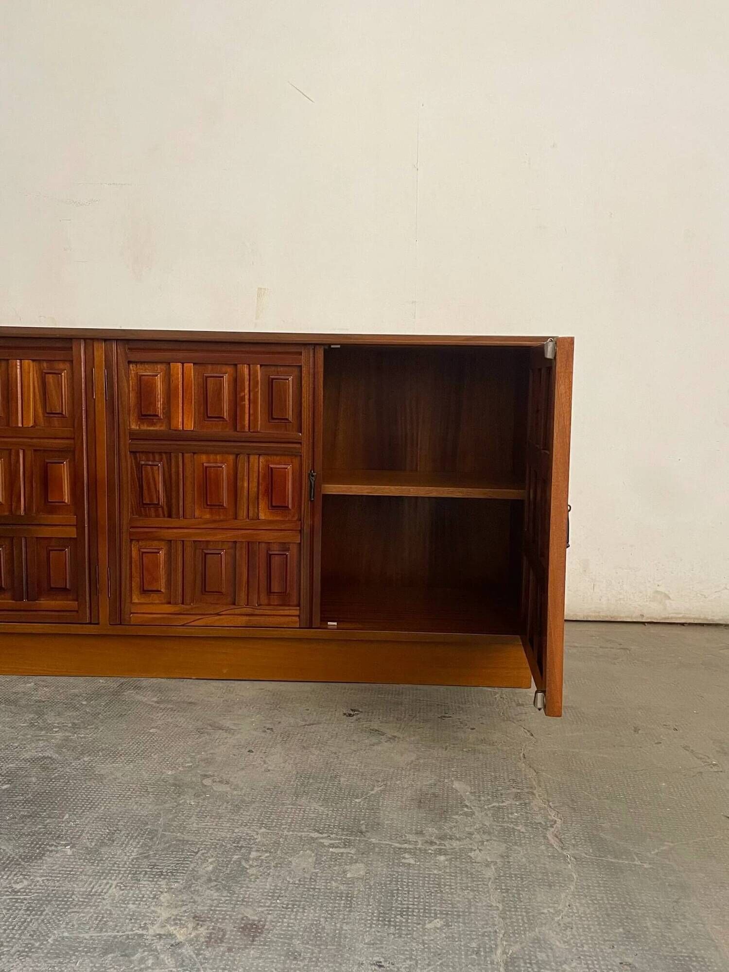 Buffet brutaliste espagnol