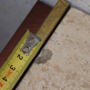 Console minimaliste en travertin et métal patiné — années 70