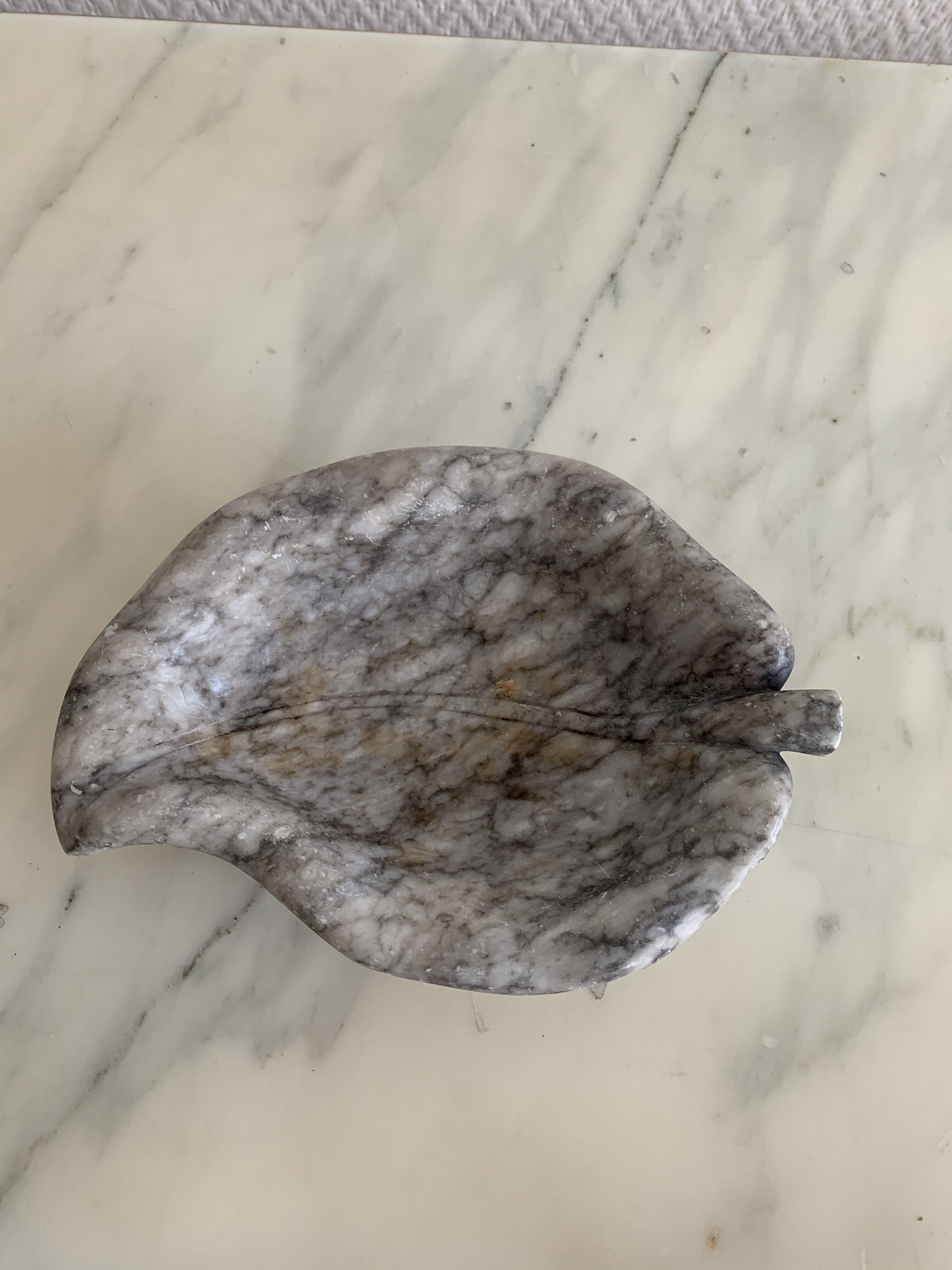 Grey-white veined stone leaf ashtray