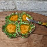 Ancienne assiette à fromage en céramique de couleur avec couteau