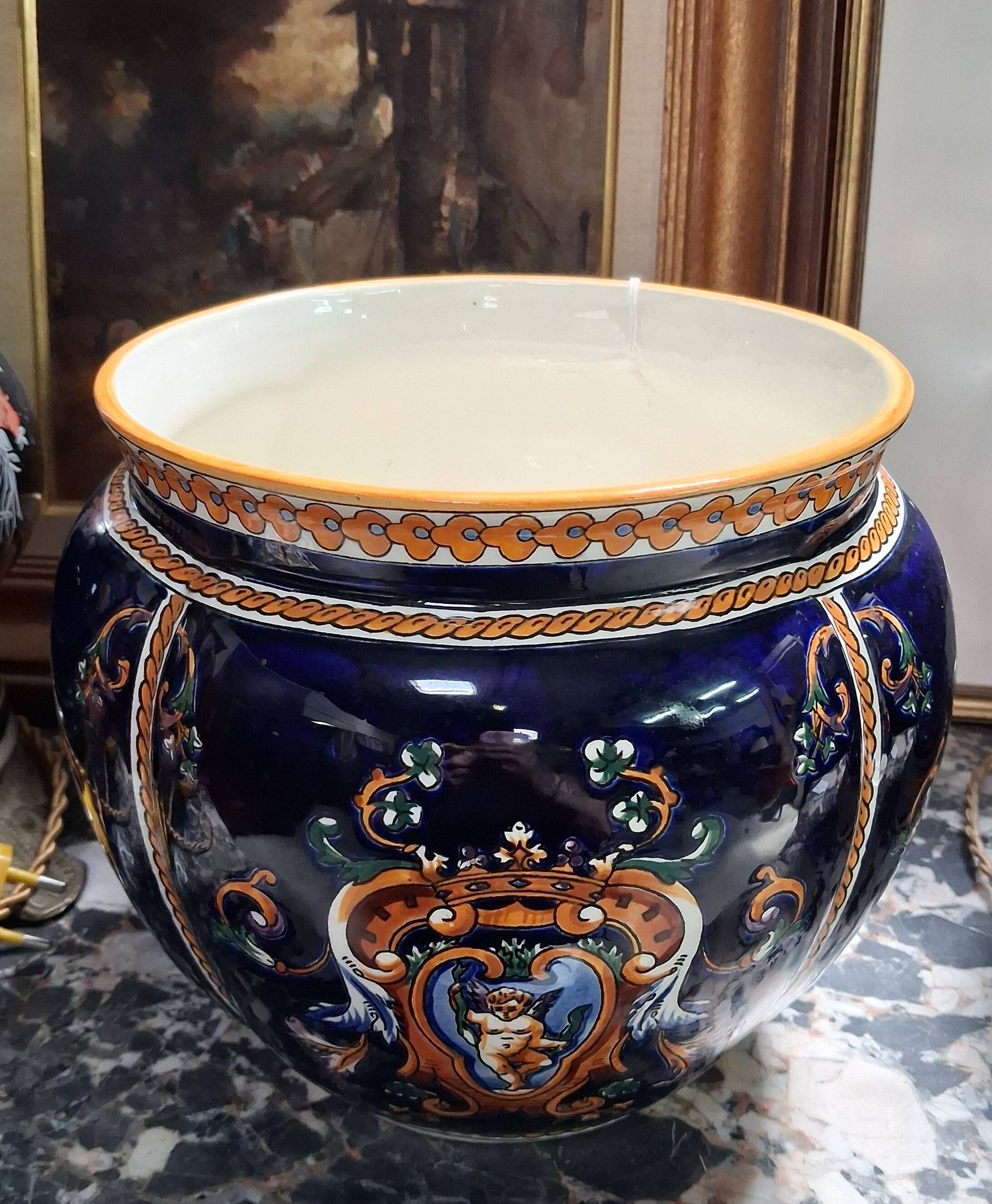 Gien : Cache-pot en faïence émaillée à décor héraldique – style Renaissance