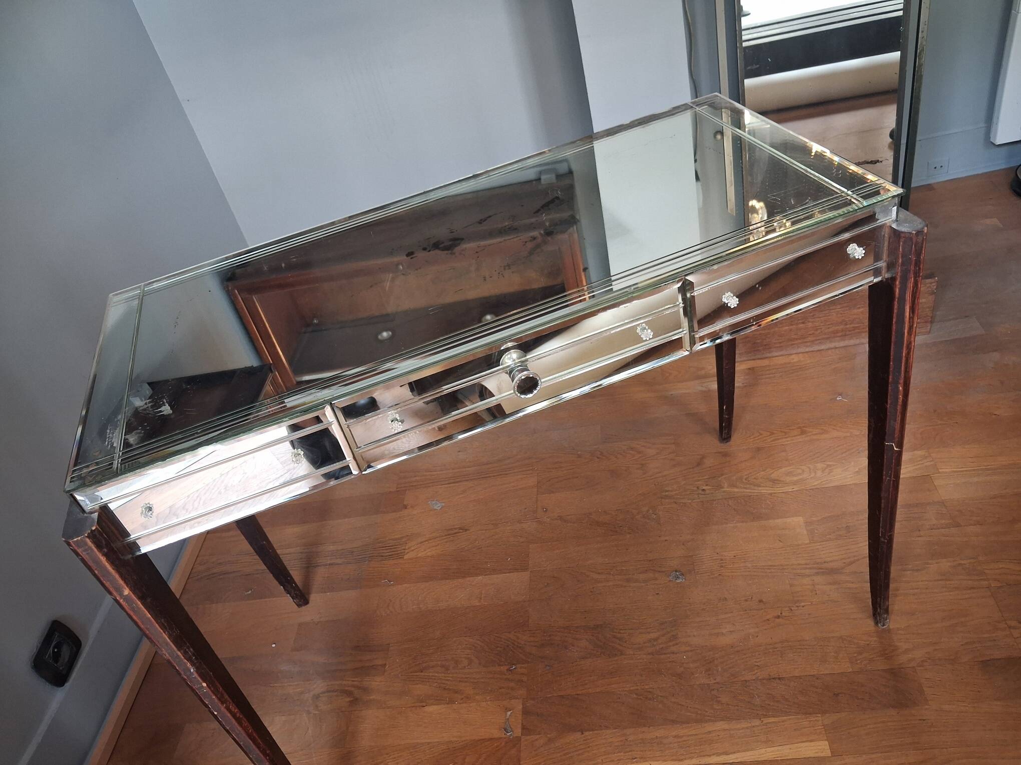Venetian style desk
