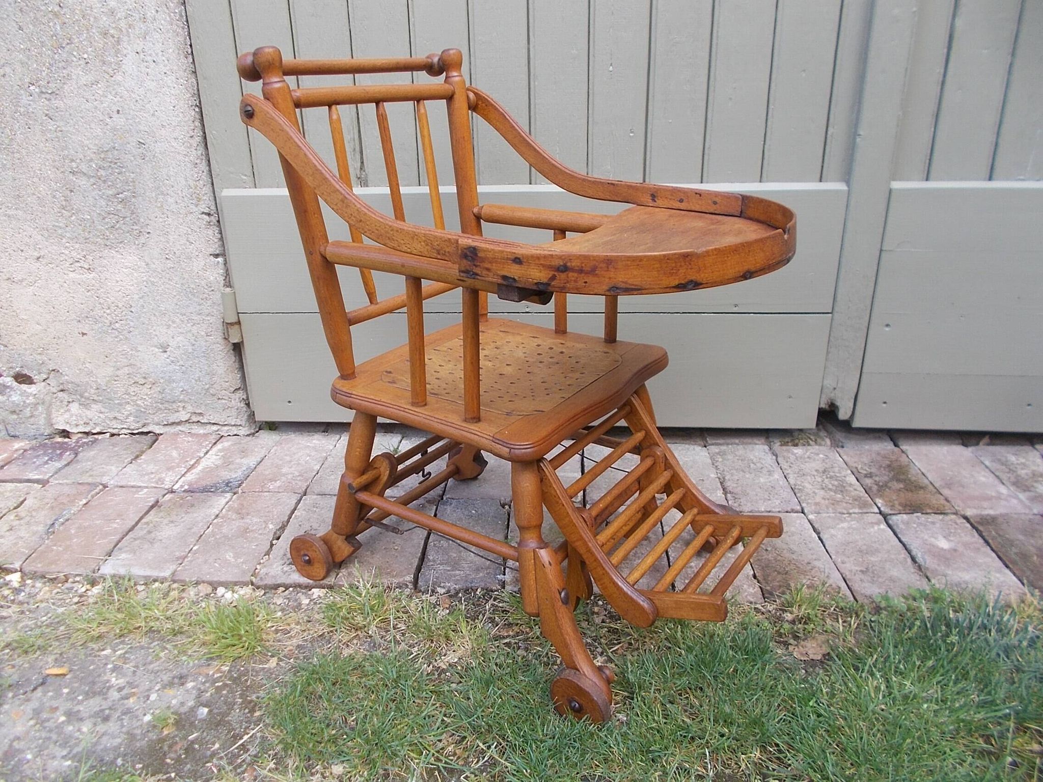 Ancienne chaise haute pour enfant Luterma