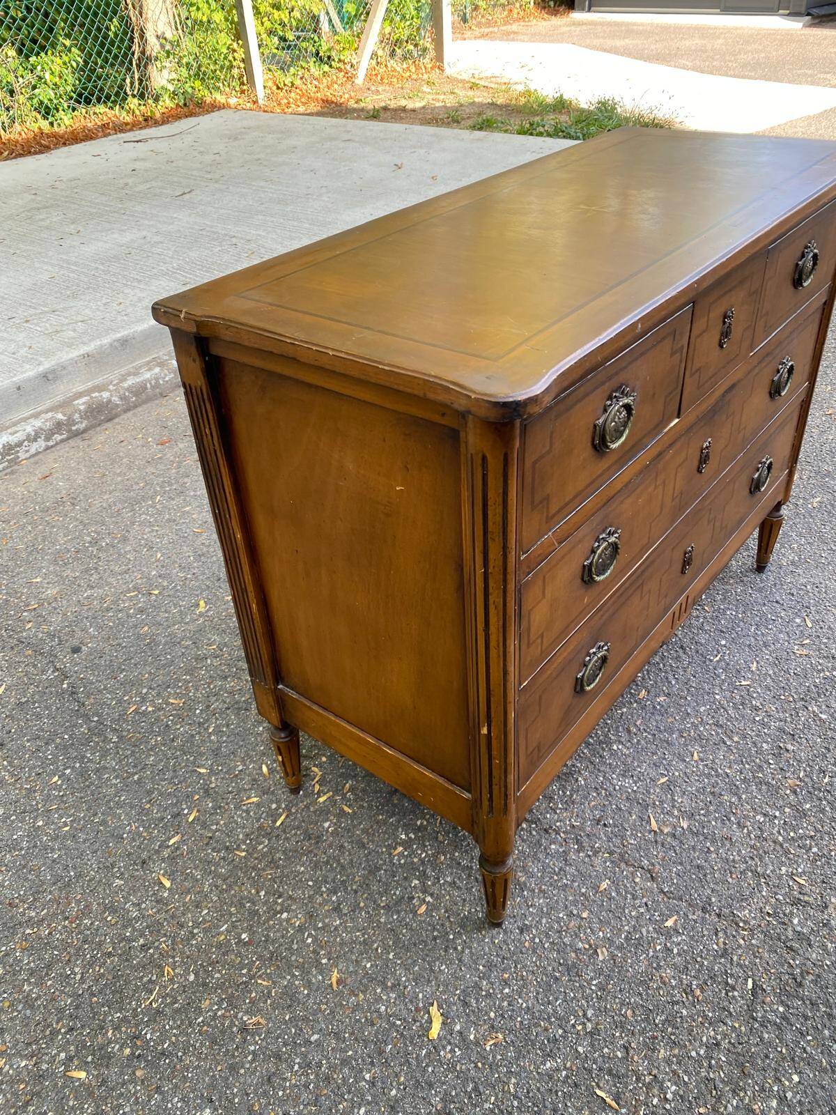 Commode Louis XVI en marqueterie et placage d'amarante/merisier 1950