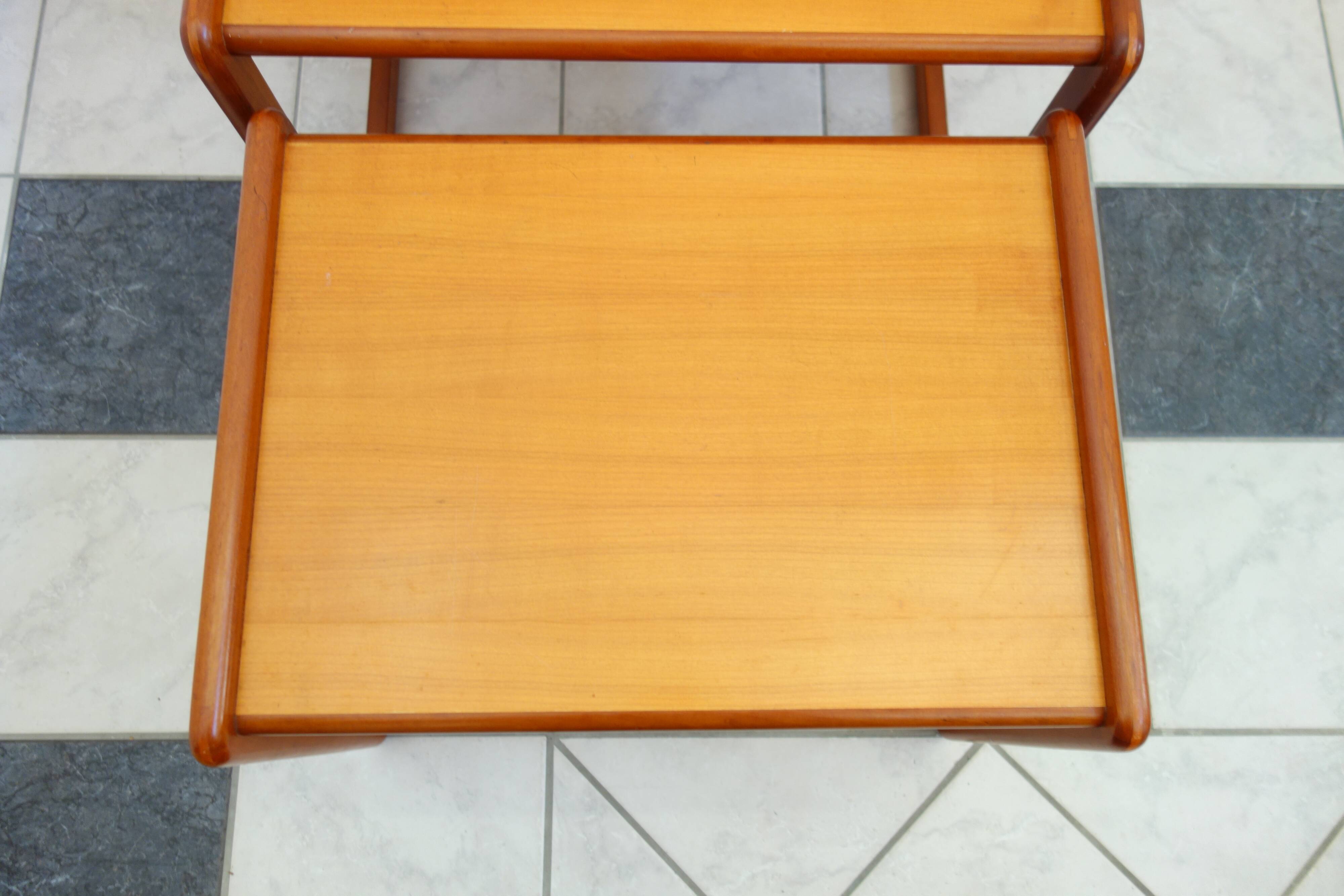 Ensemble de tables gigognes des années 1960