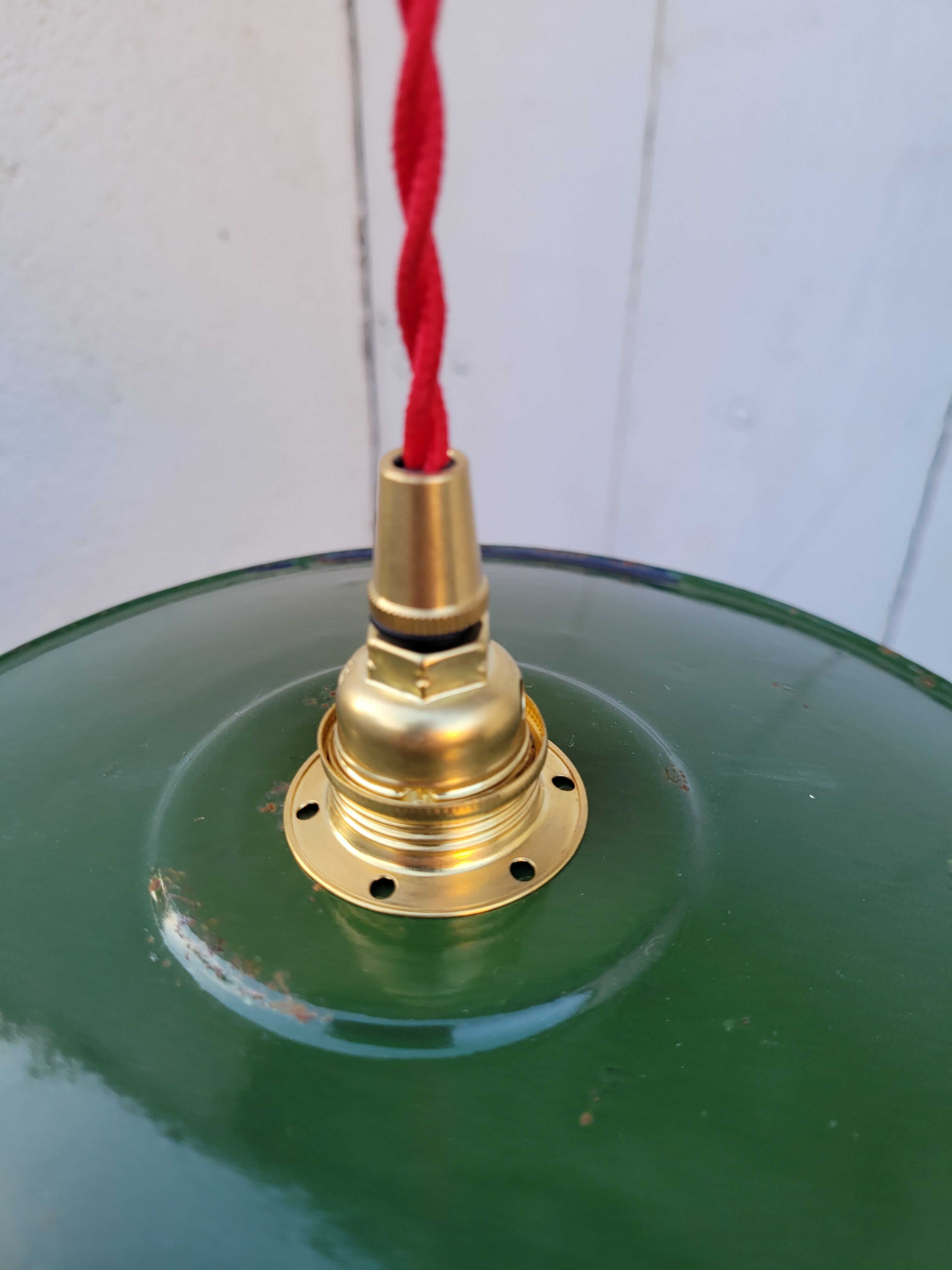 Suspension in green and white enamelled sheet metal