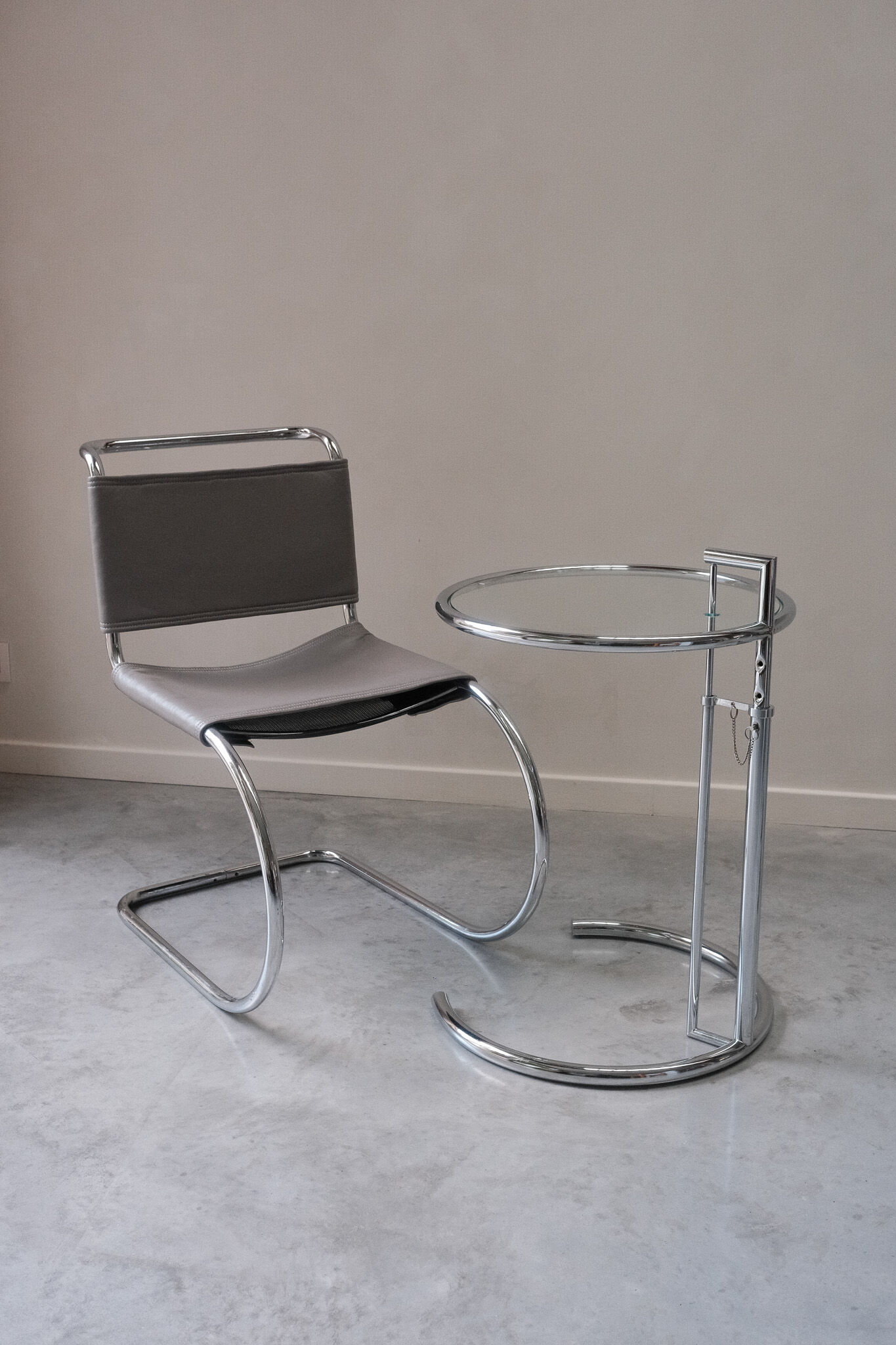 Fauteuil et table d'appoint (dans le style de Ludwig Mies van der Rohe et Eileen Gray)