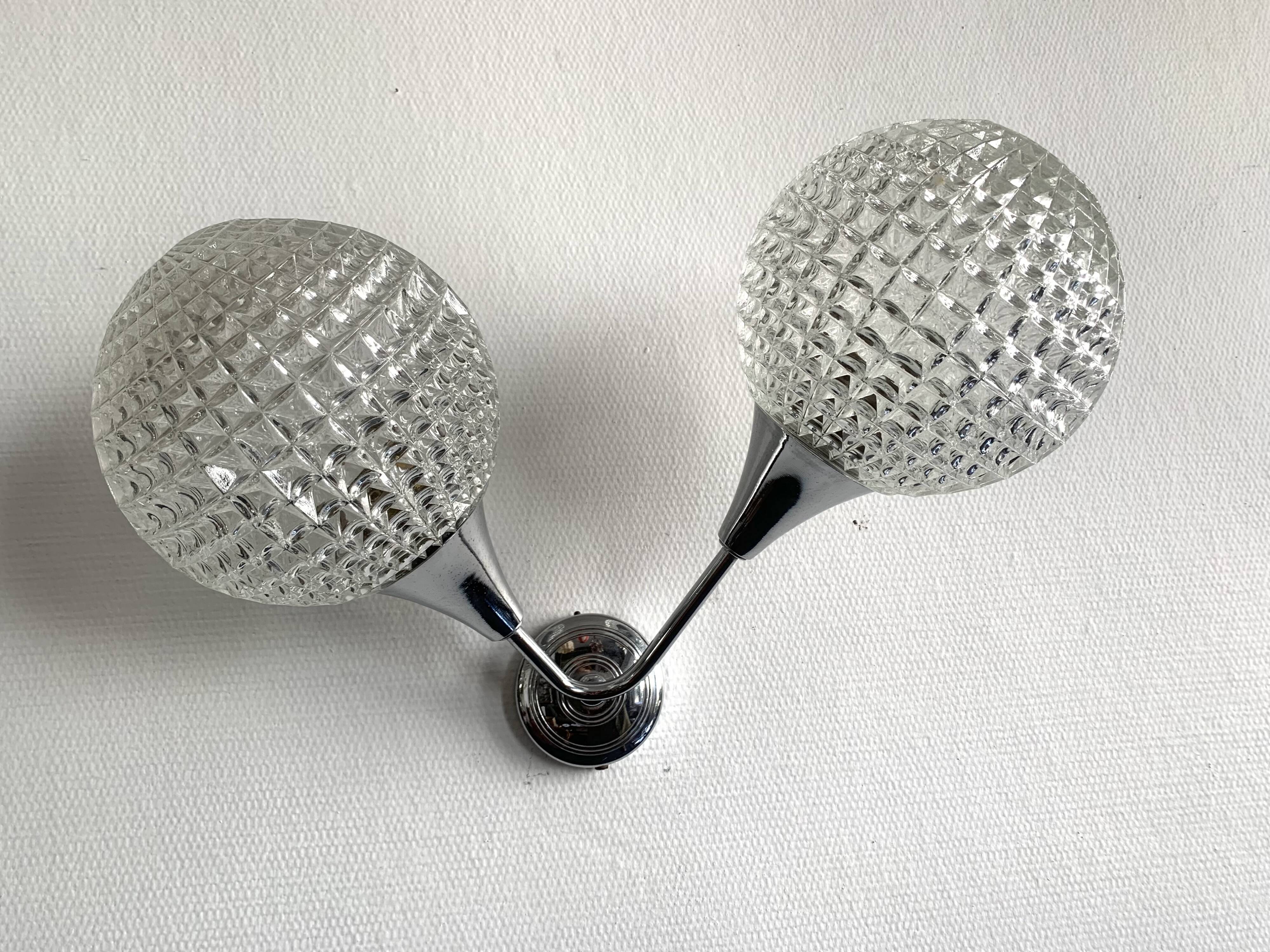 Double wall sconce and globe in diamond-pointed chiseled glass, 1960