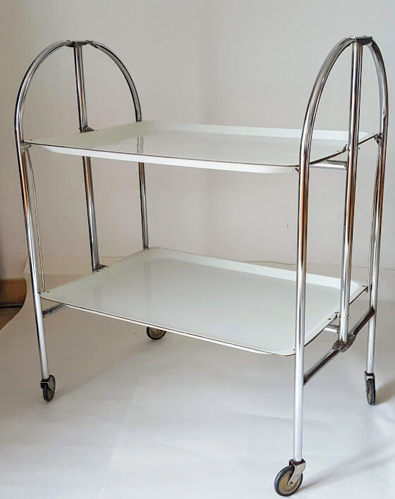 Folding serving table