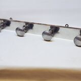 Porte manteau rétro vintage 4 patères en aluminium sur structure en bois