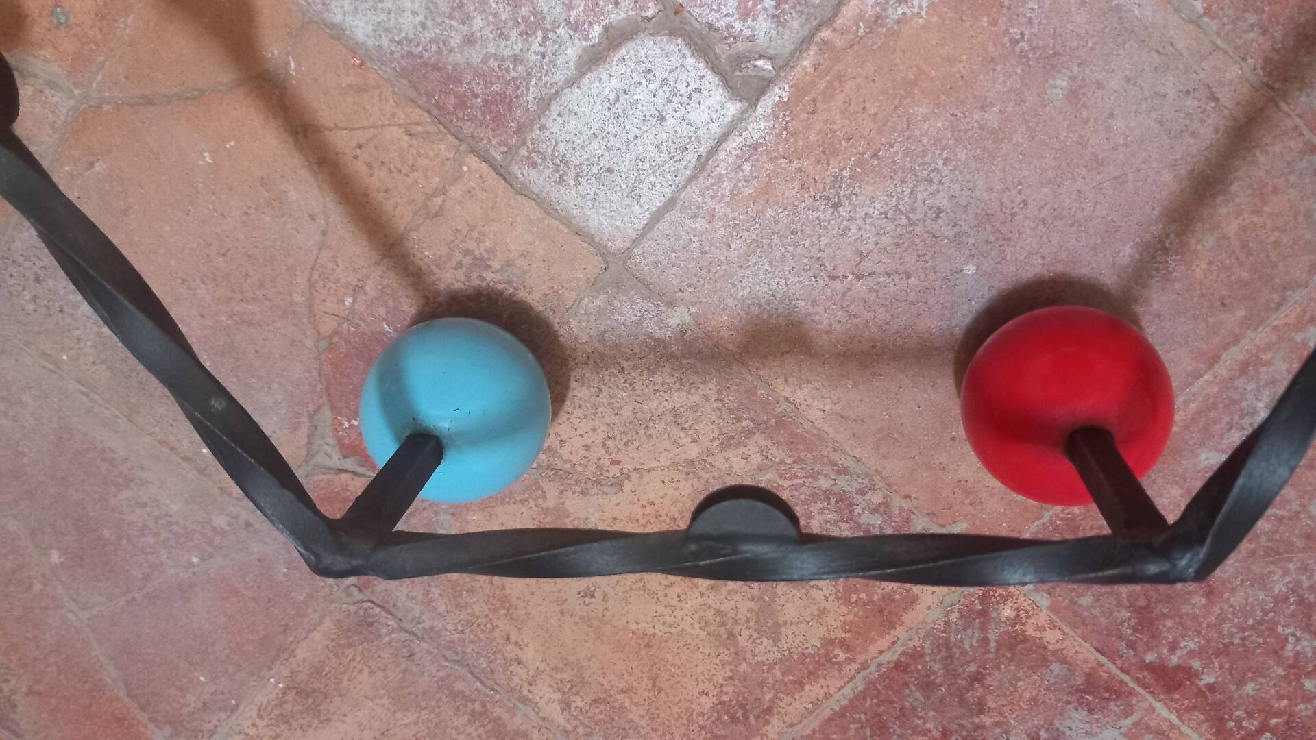 Vintage wall coat rack "Atomic" in wrought iron with multicoloured balls.