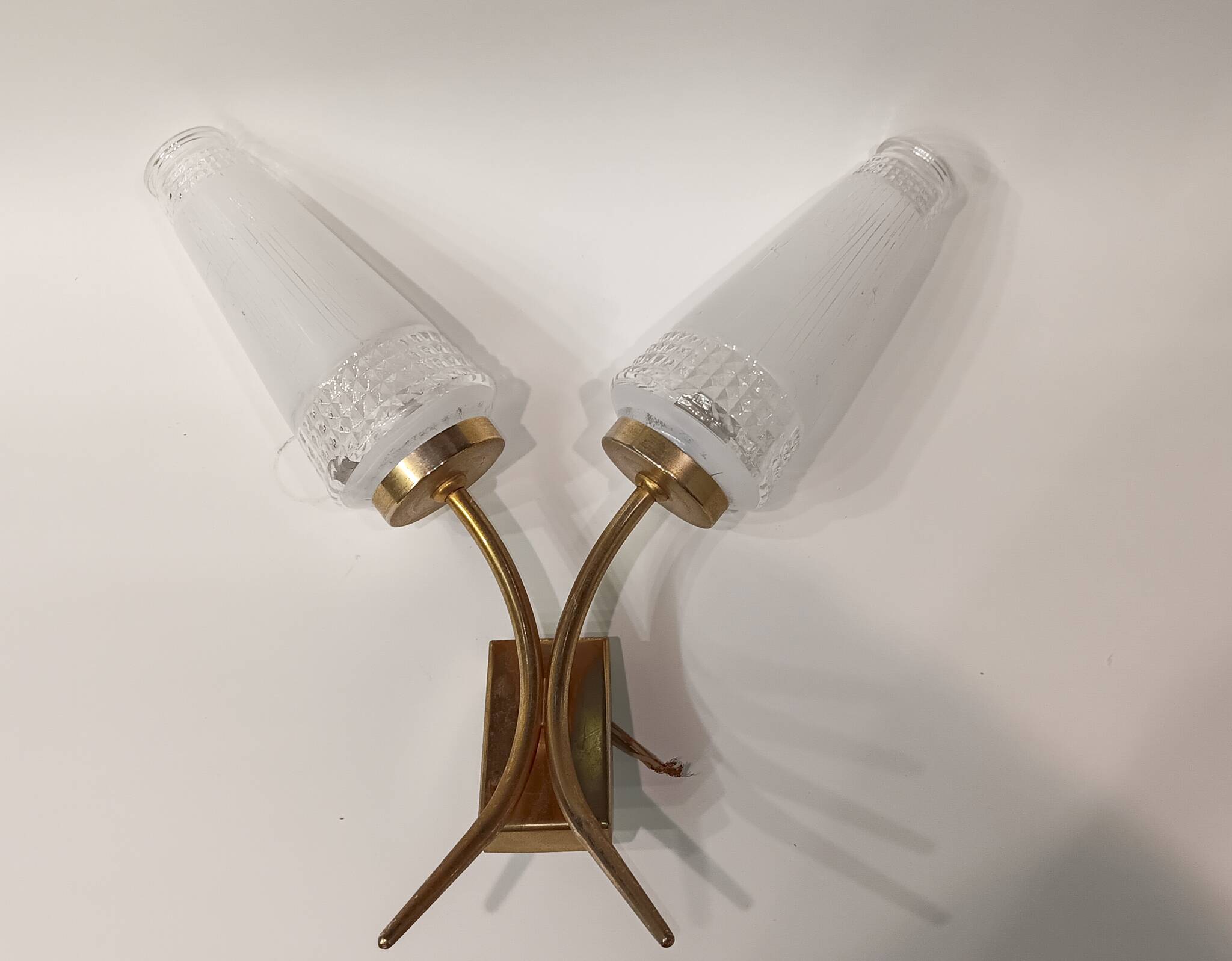 Wall lamp with 2 branches L 30 cm - H 30 cm - Size of embossed and white screen-printed glasses: H 15