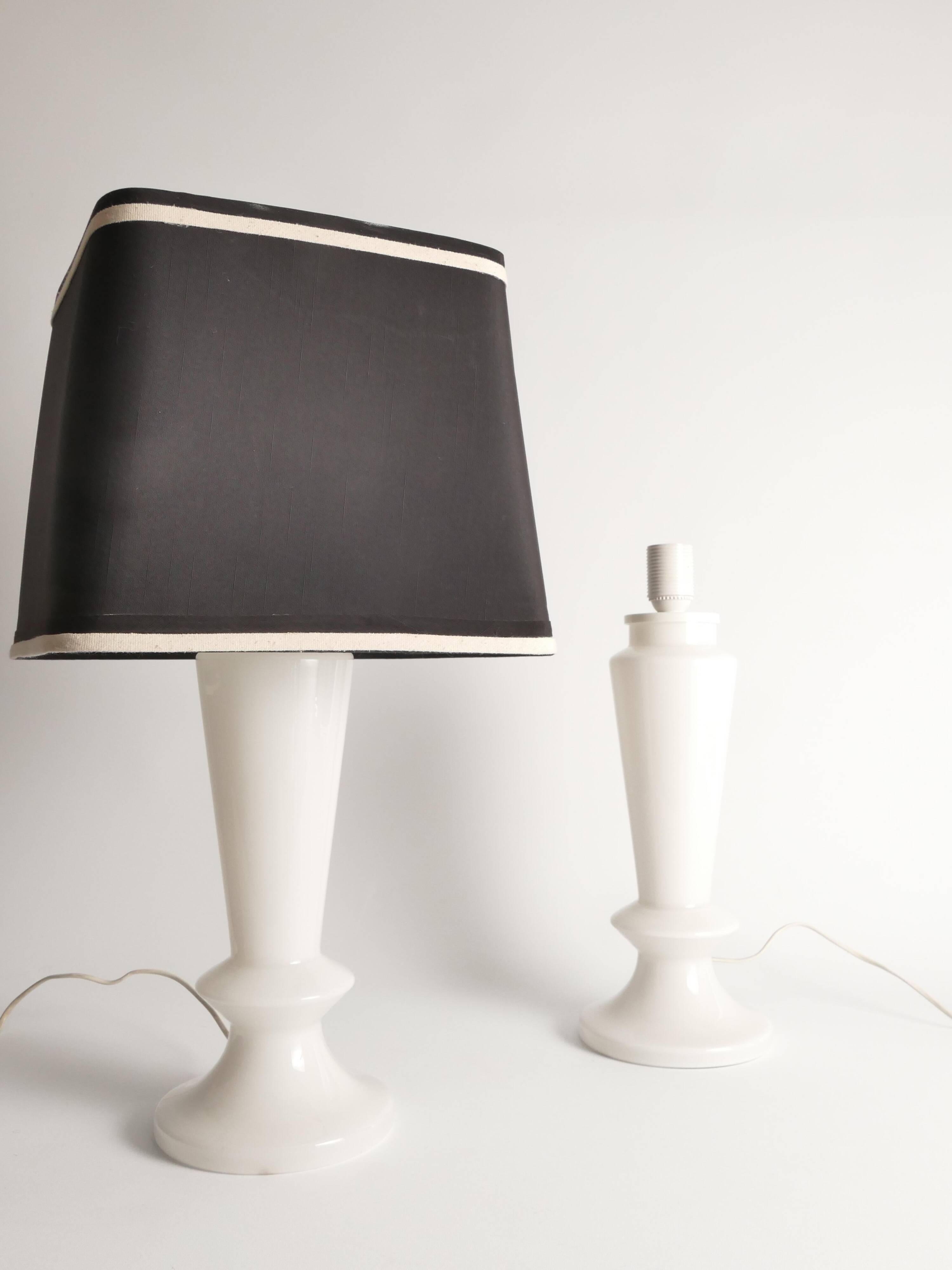 Paire de lampes de table en verre opalin de style mid-century moderne, Suède, ensemble de 2
