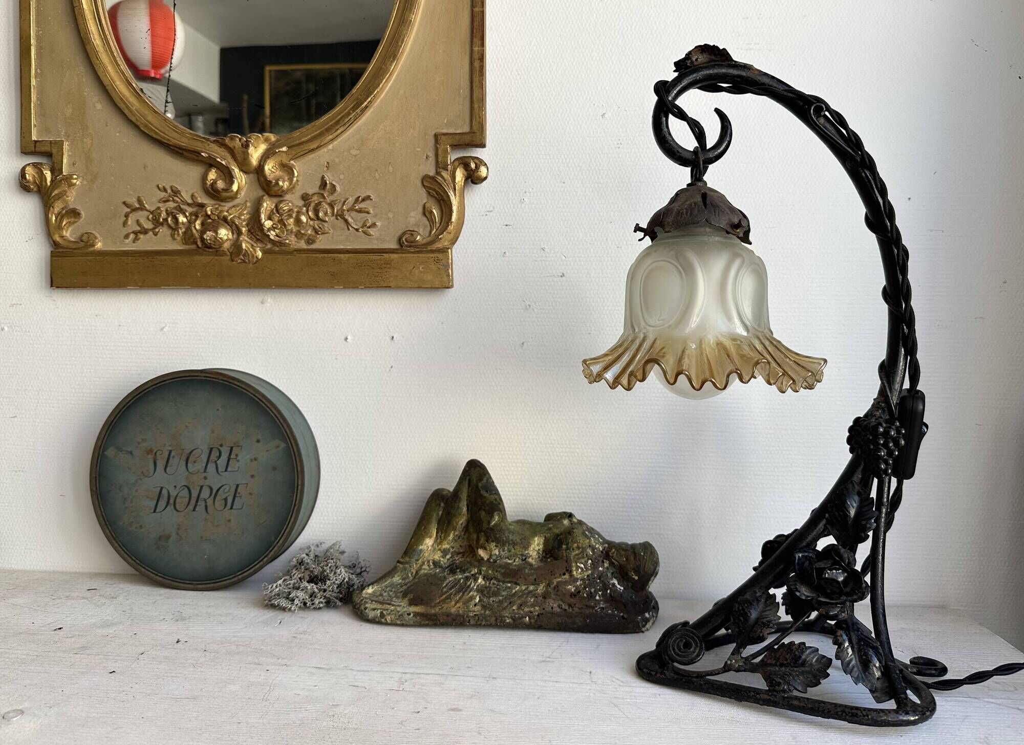 Art Nouveau wall light in wrought iron with vine decoration, early 20th century.