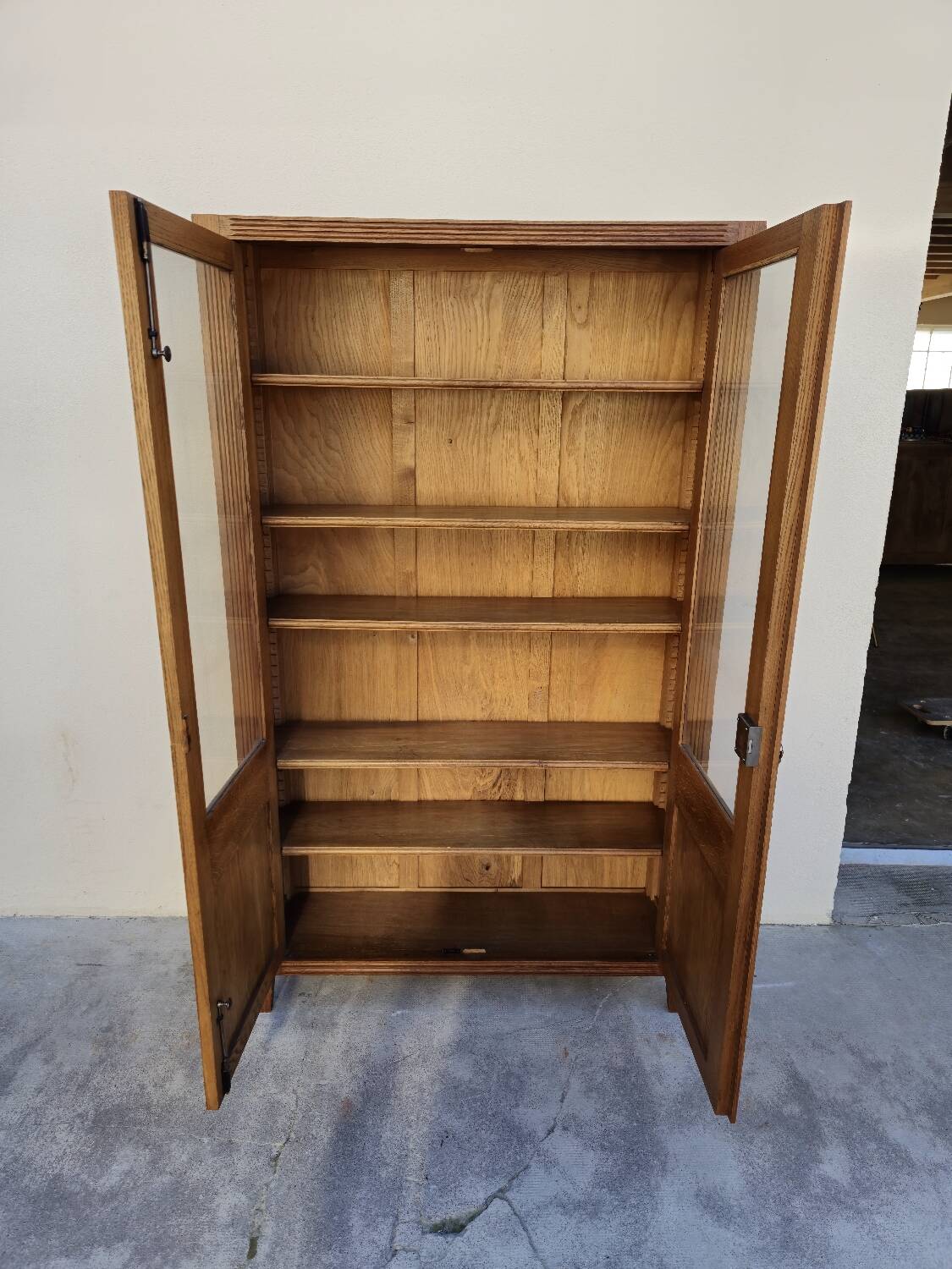 Vitrine parisienne d'école en chêne, 1950