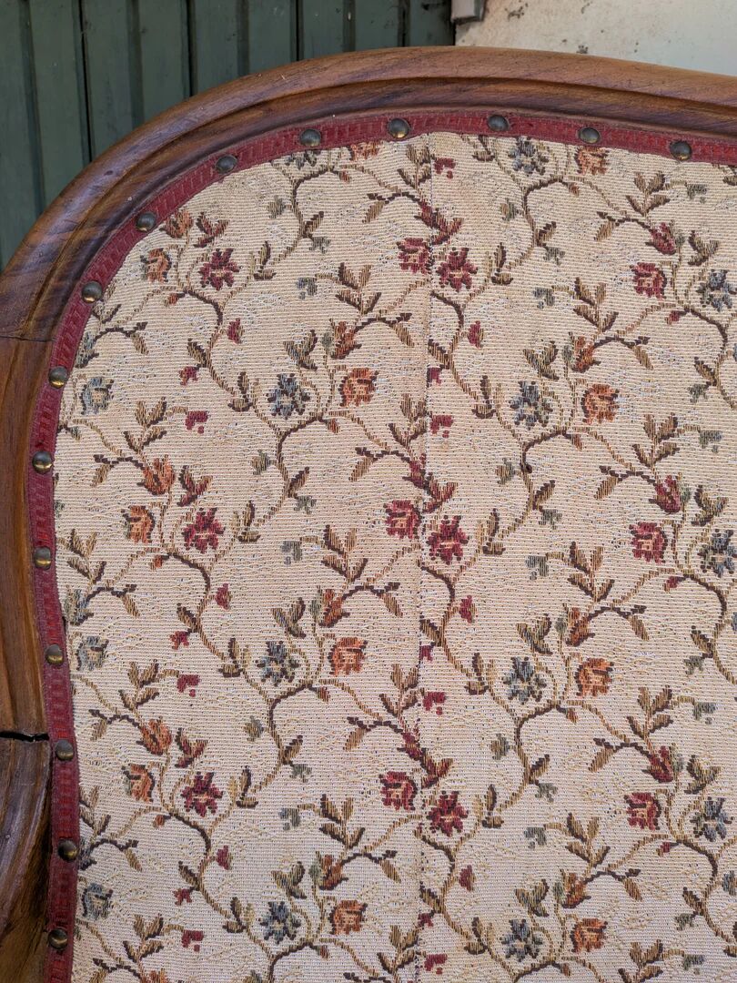 Moulded wooden bench with floral upholstery – Old-fashioned charm