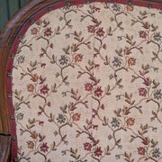 Moulded wooden bench with floral upholstery – Old-fashioned charm