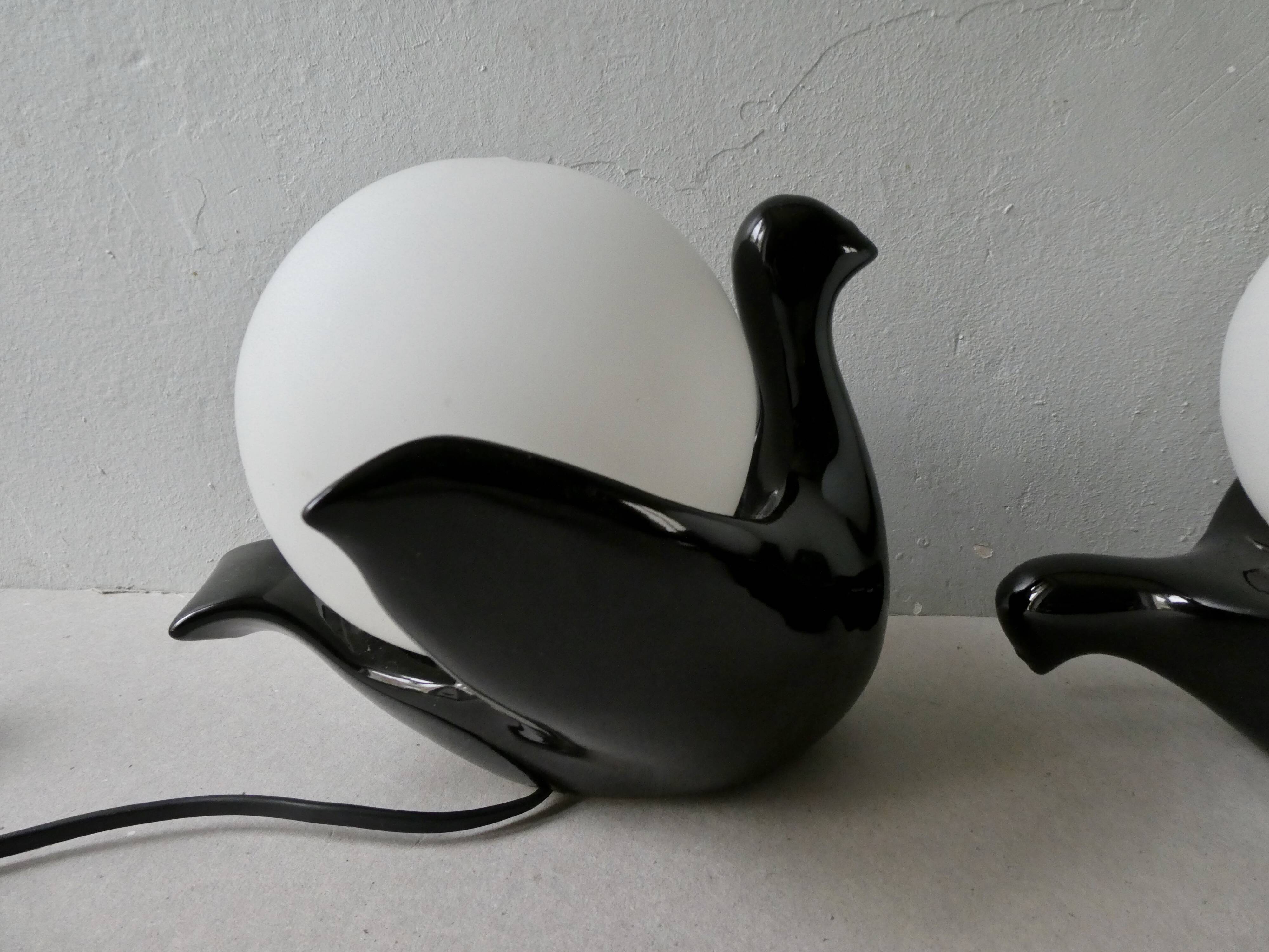 Paire de lampes oiseaux en céramique et opaline