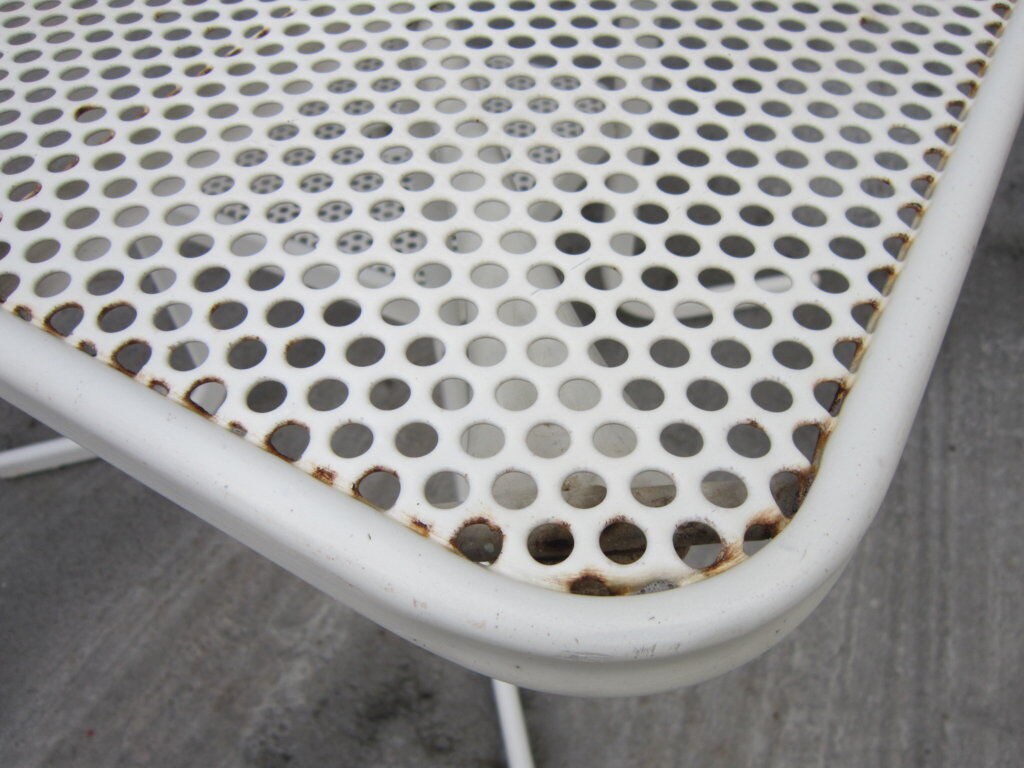 Table de jardin en métal perforé Emu