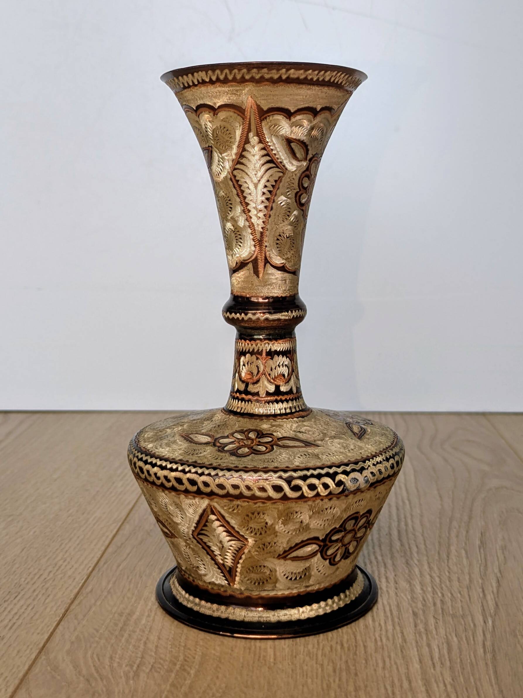 Decorative handcrafted vase in chiseled copper - Floral motifs - Orient / India