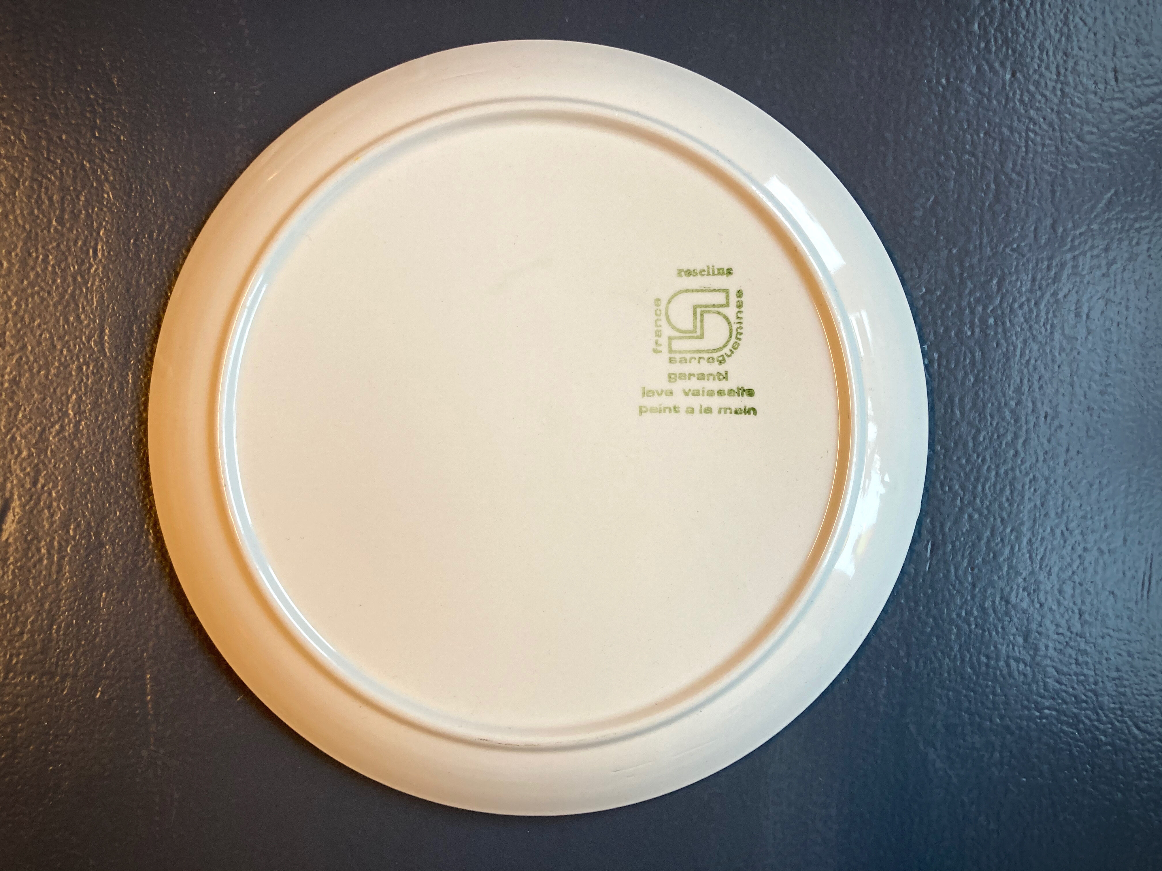 Seven vintage flower power plates