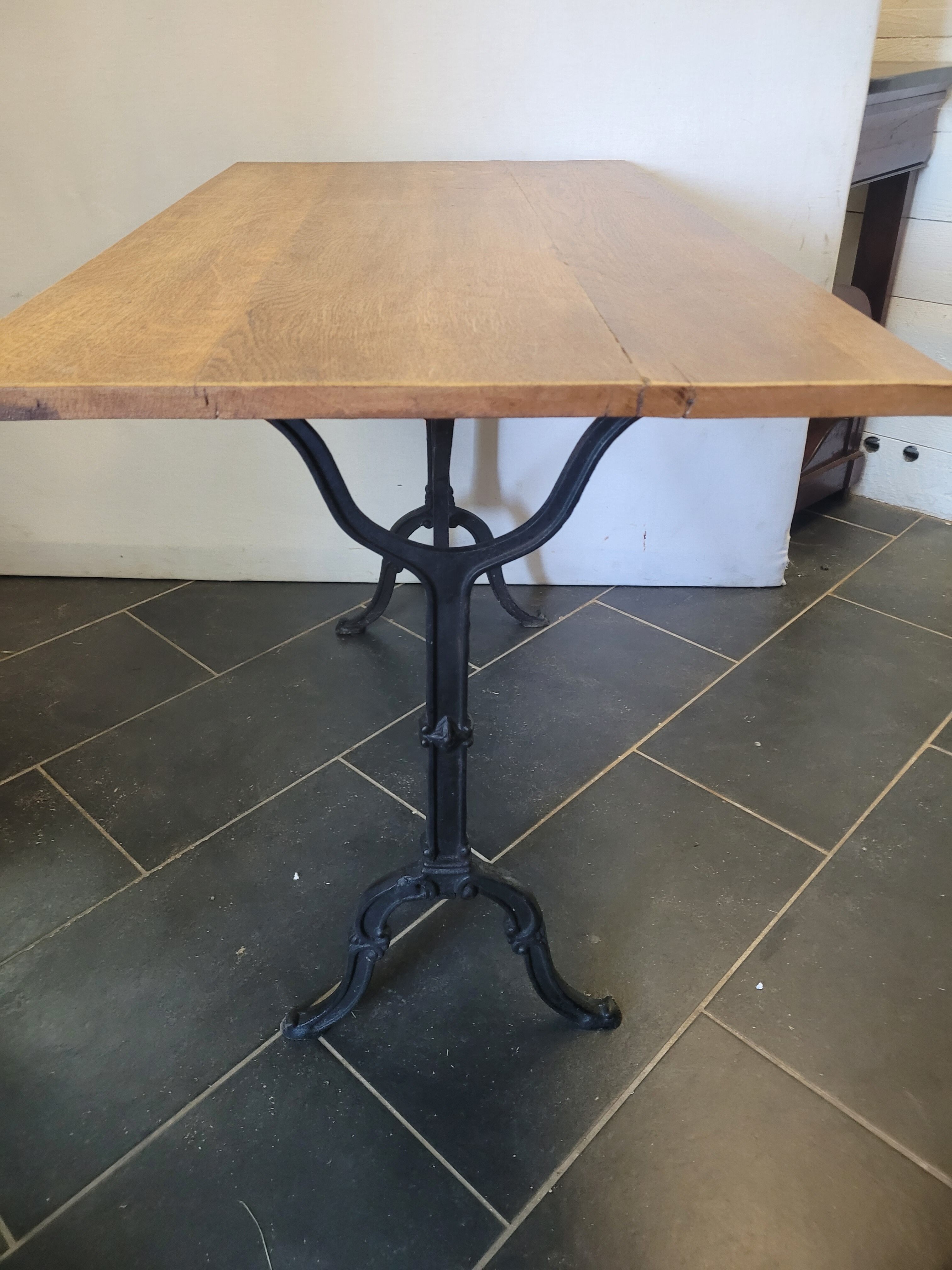 Table bistrot piètement fonte dessus en chêne