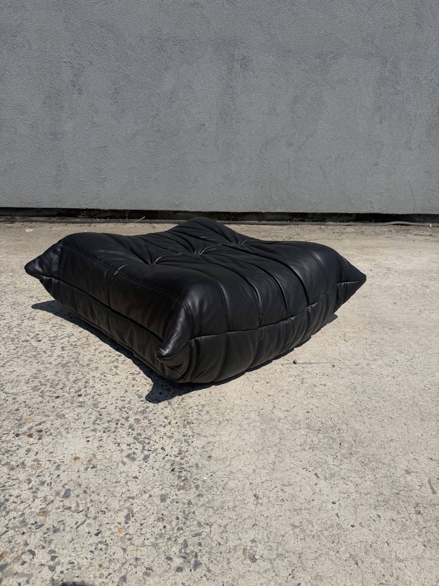 100% authentic Ligne Roset Togo 1-seater + pouf original leather Black & White