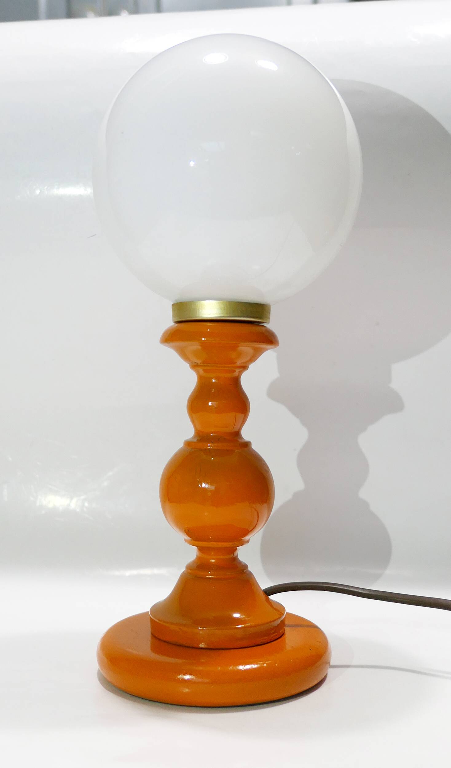 Vintage lamp in orange turned wood and opaline globe