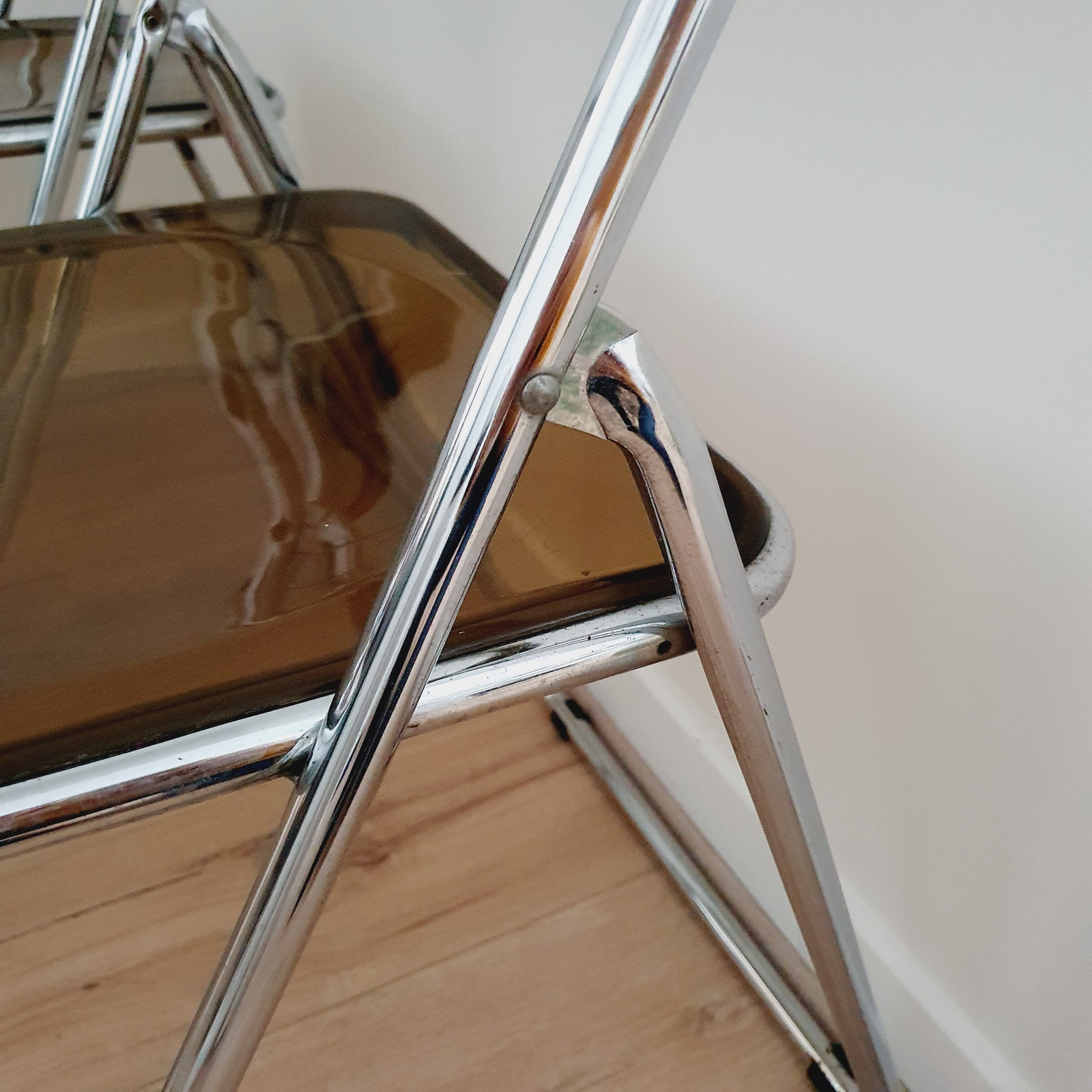 Trio de chaises pliantes en plexiglas