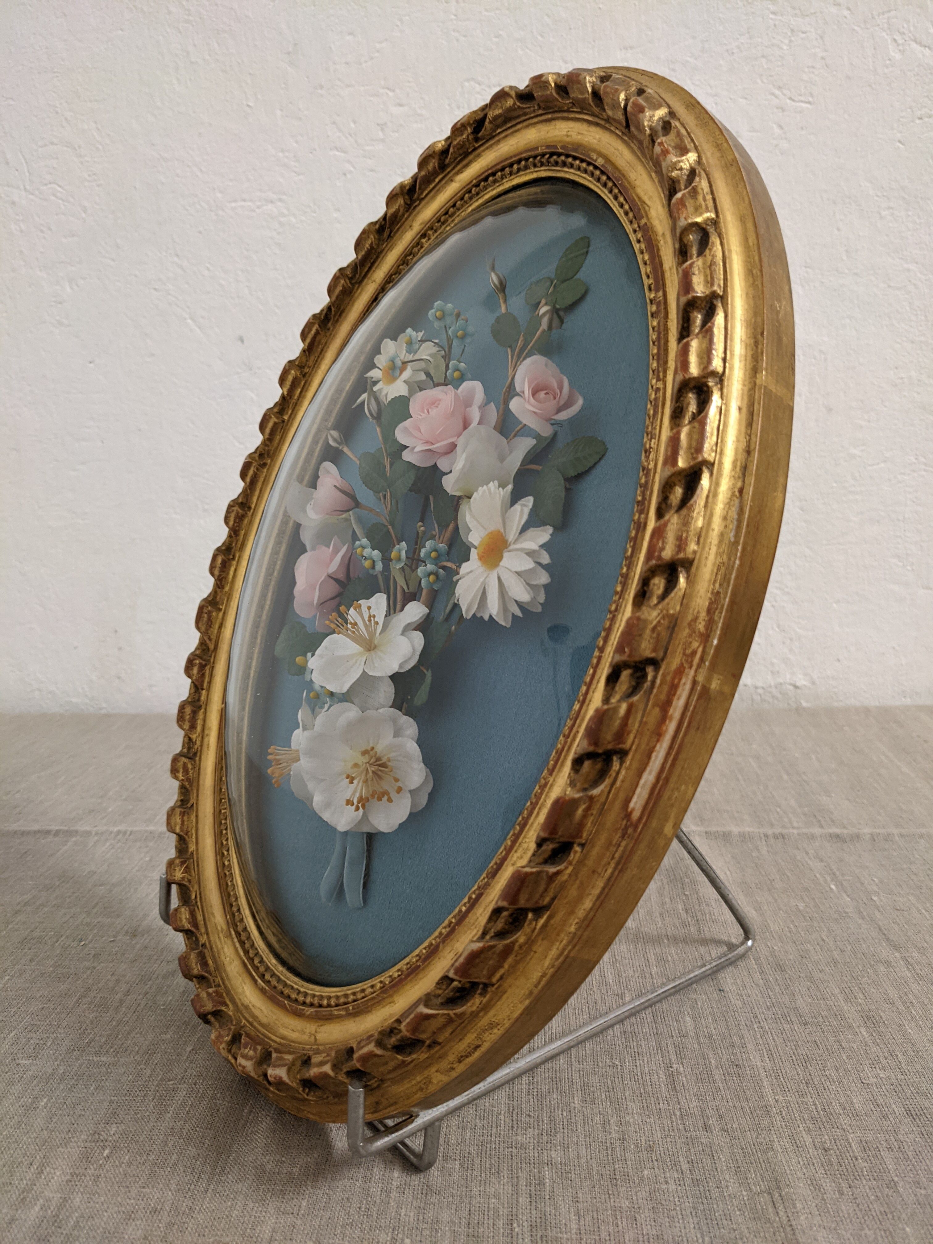 Cadre ovale en verre bombé et décor de fleurs