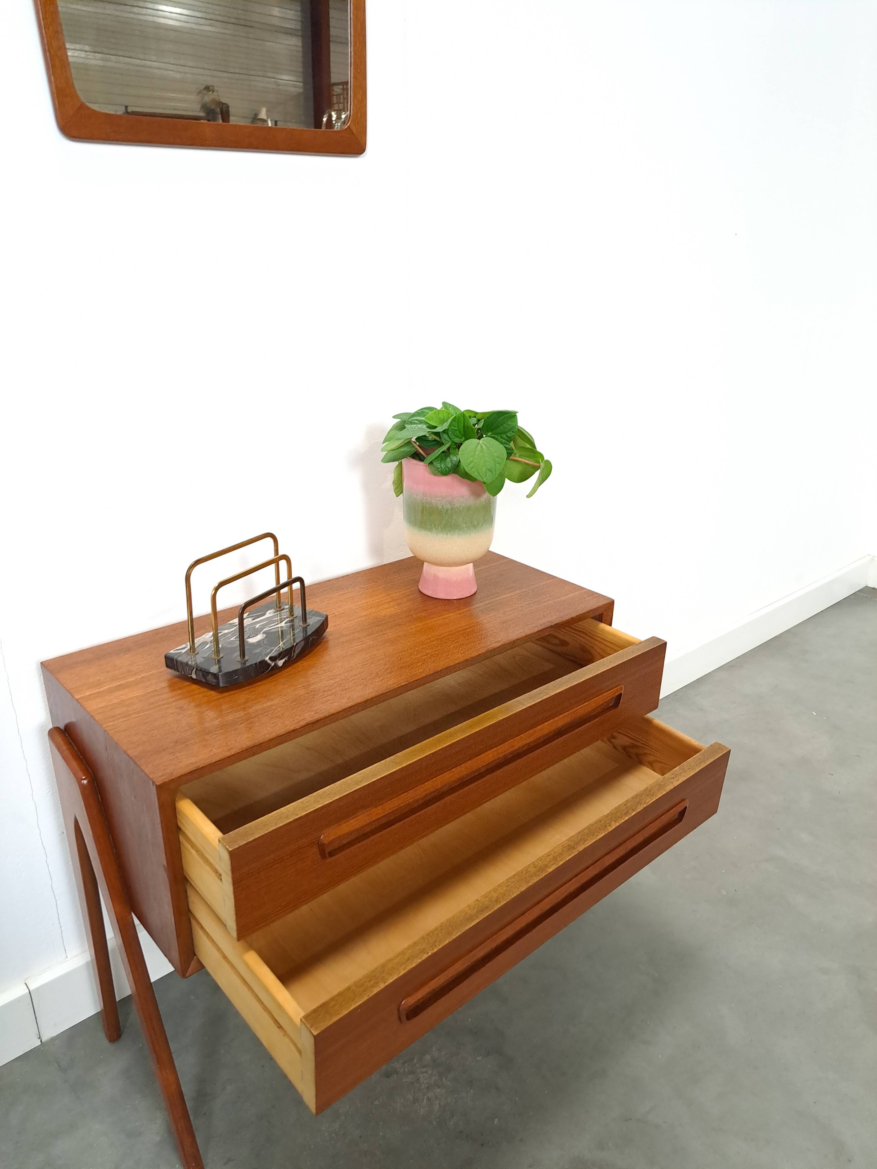 Ensemble en teck danois avec commode AP Mobler et miroir vintage.