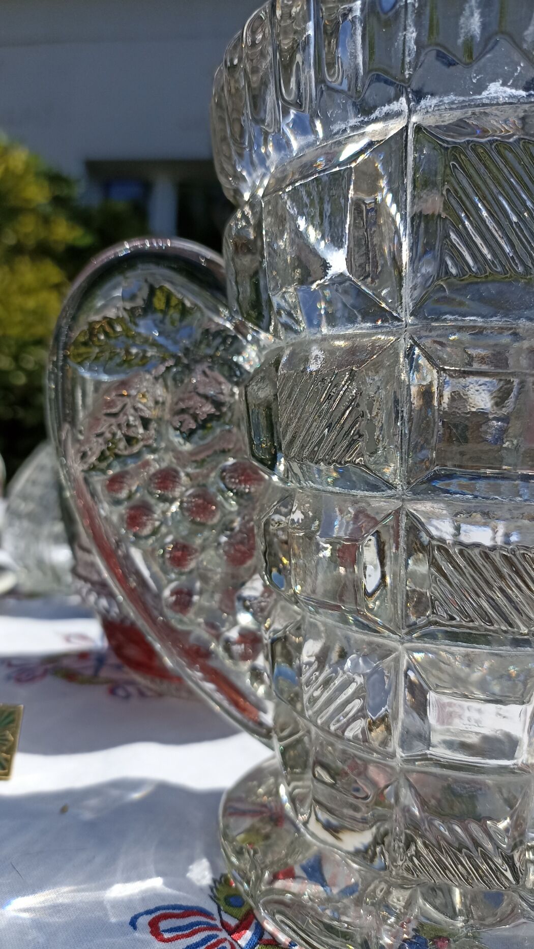 Art Deco bee-shaped vase in thick crystal