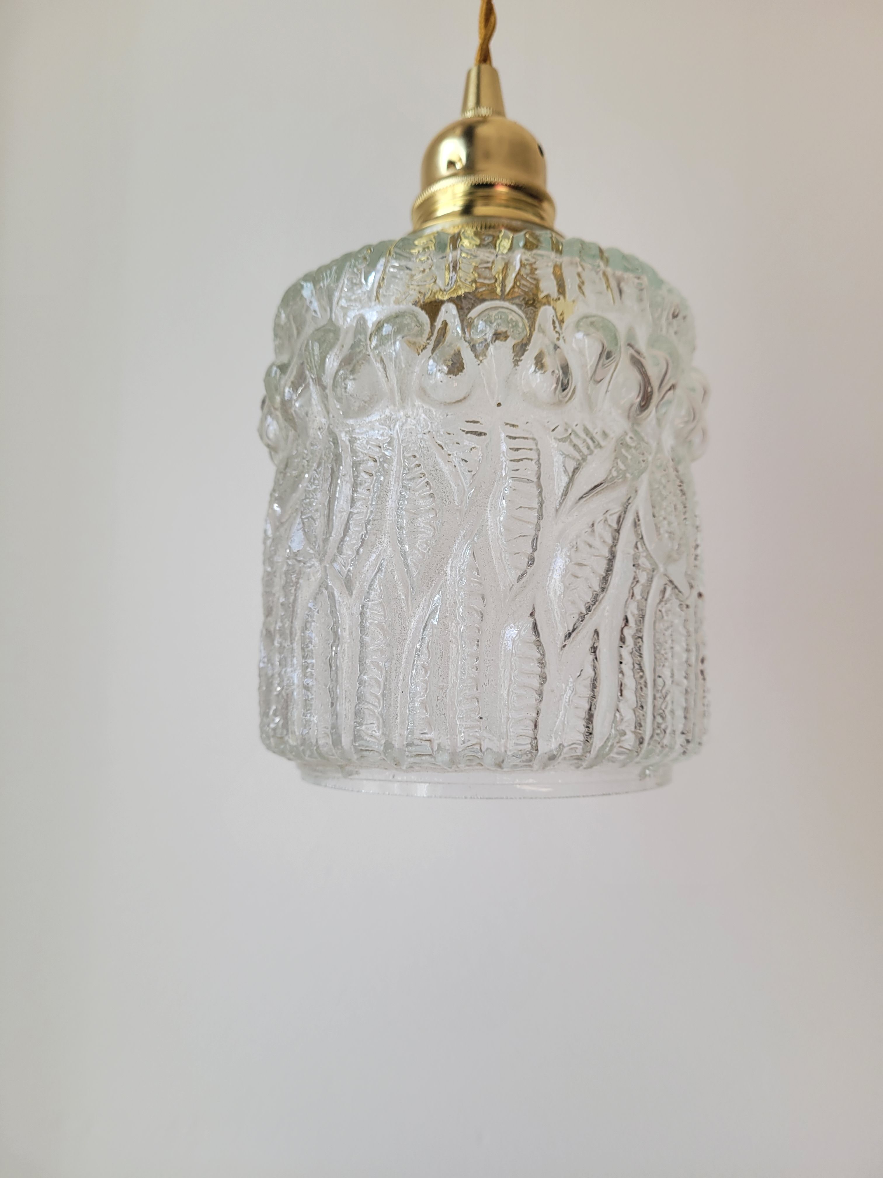 Suspension in scrambled molded glass