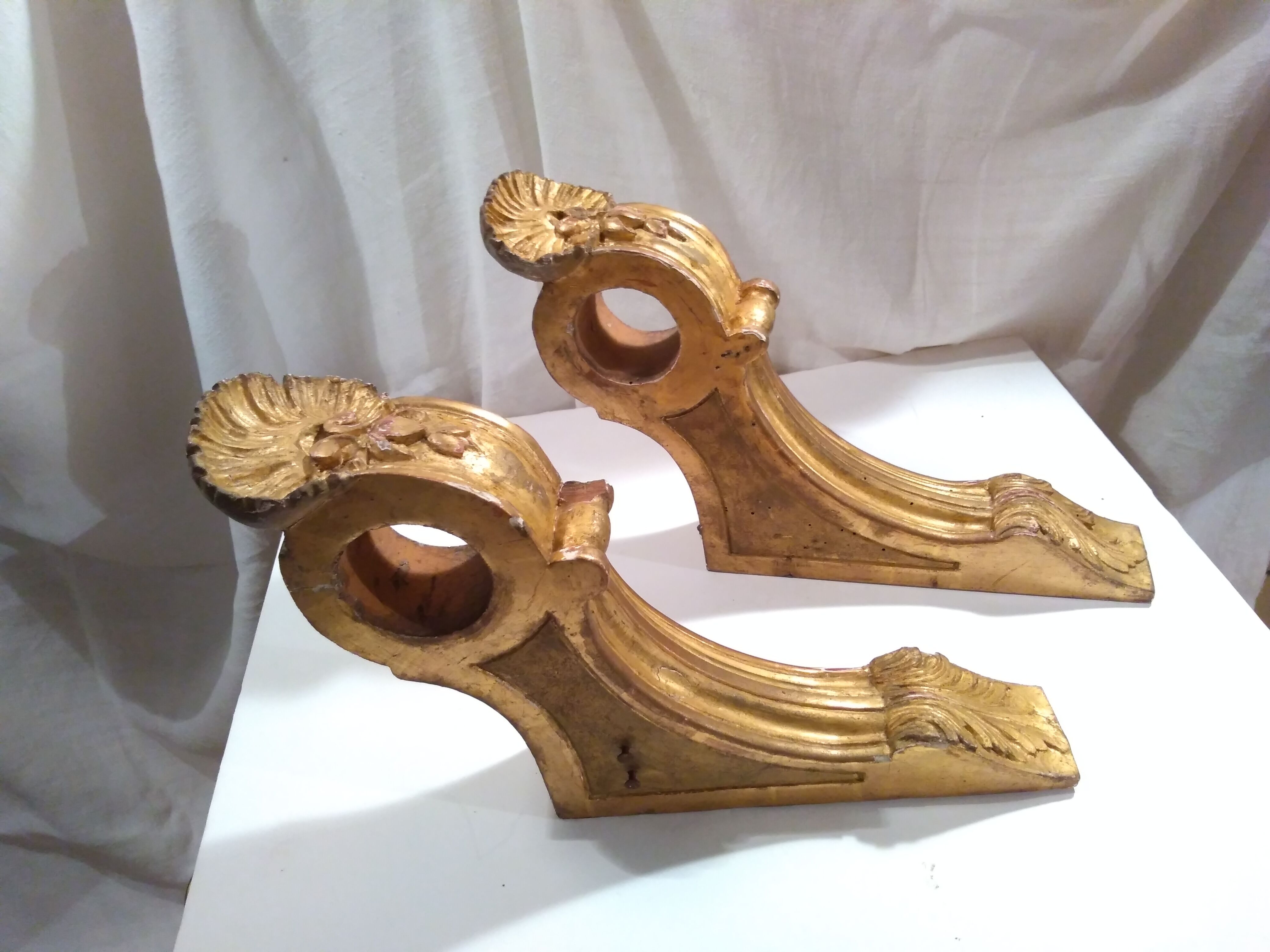 Paire d'équerres porte tringle bois doré XIXe