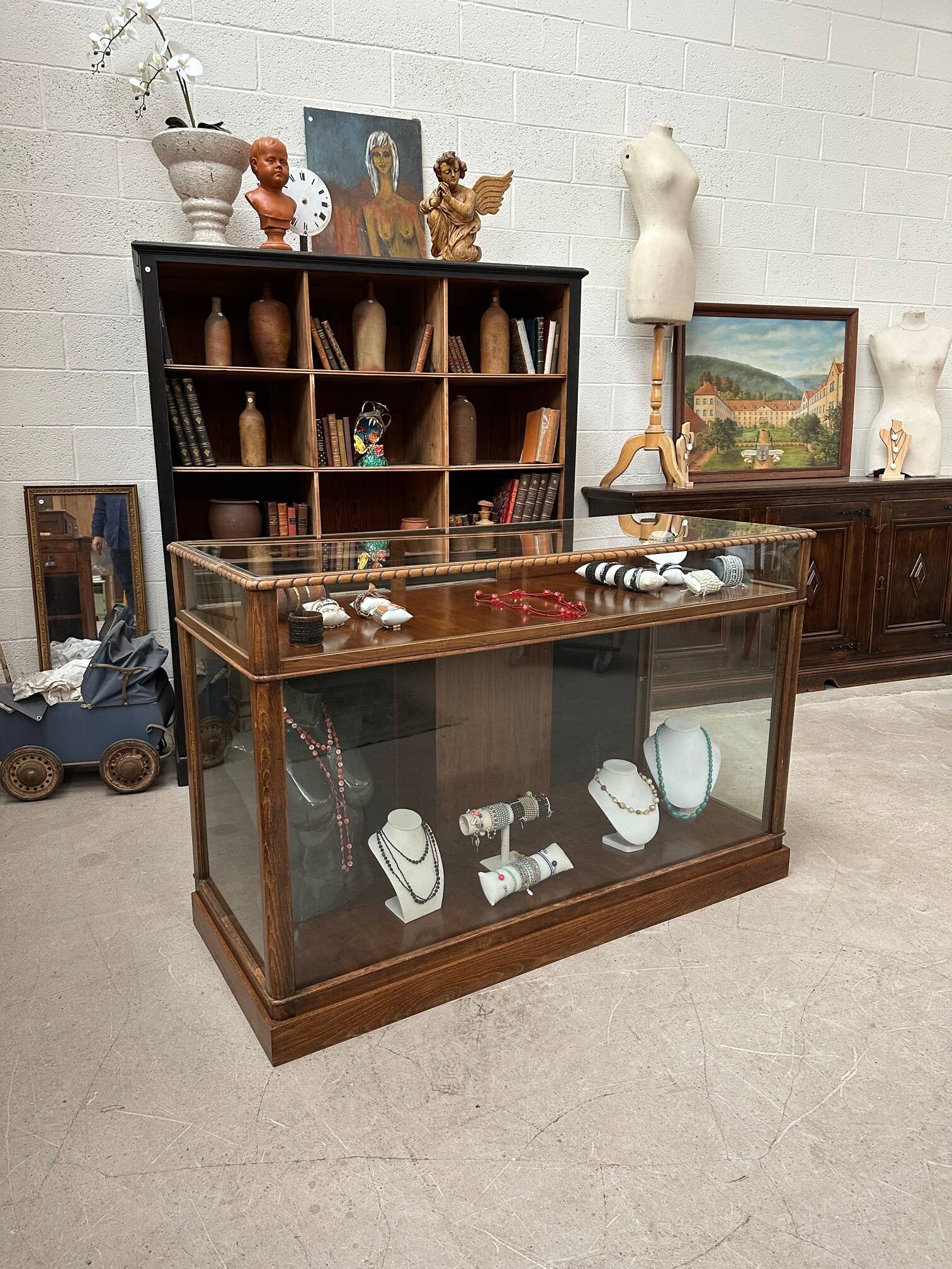 Early 20th century display counter