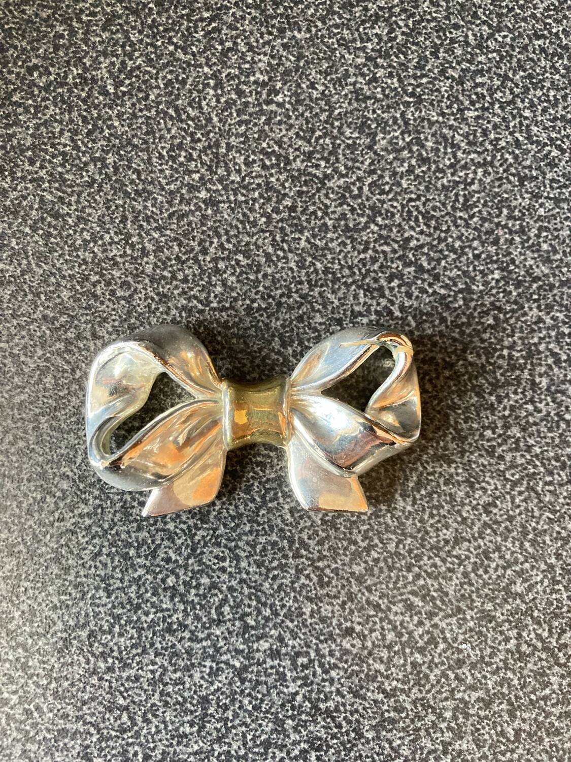 Name holders with bows in silver metal