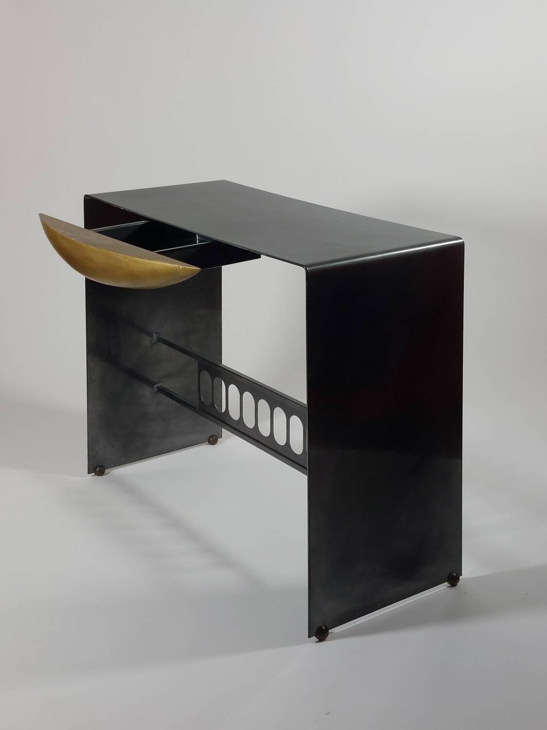 Table console en acier laqué vintage postmoderne par Bucciarelli Milano